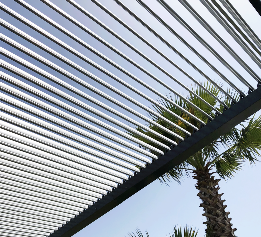 Couleurs du monde - Gaia - Pergola bioclimatique autoportante lames aluminium 3x4m  - Couleurs du Monde - Imagen 3
