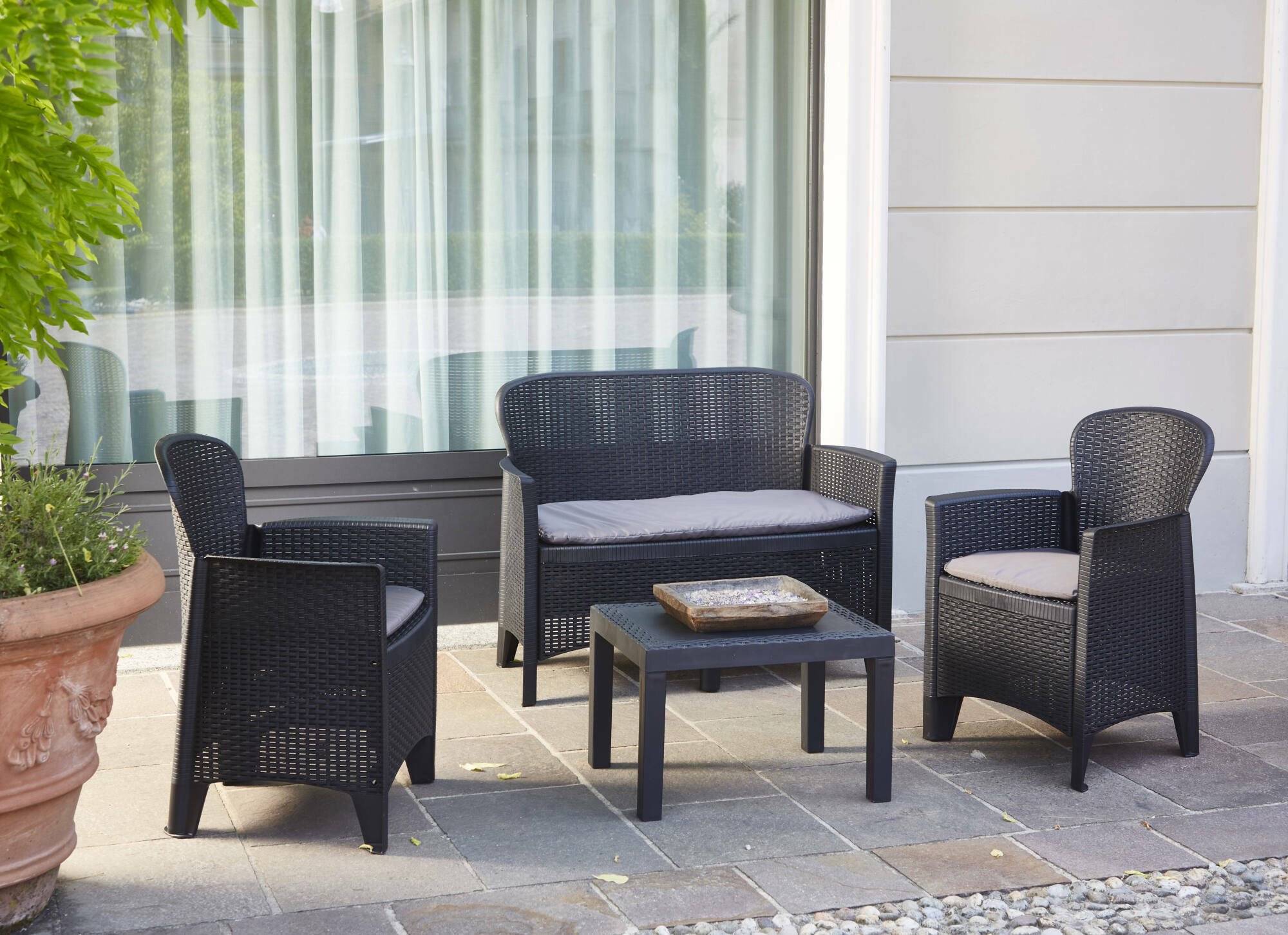 Dmora - Salon d'extérieur Ostuni, Salon de jardin composé de 2 fauteuils, 1 canapé et 1 table basse, Coin salon effet rotin avec coussins, Anthracite - Dmora - Imagen 5