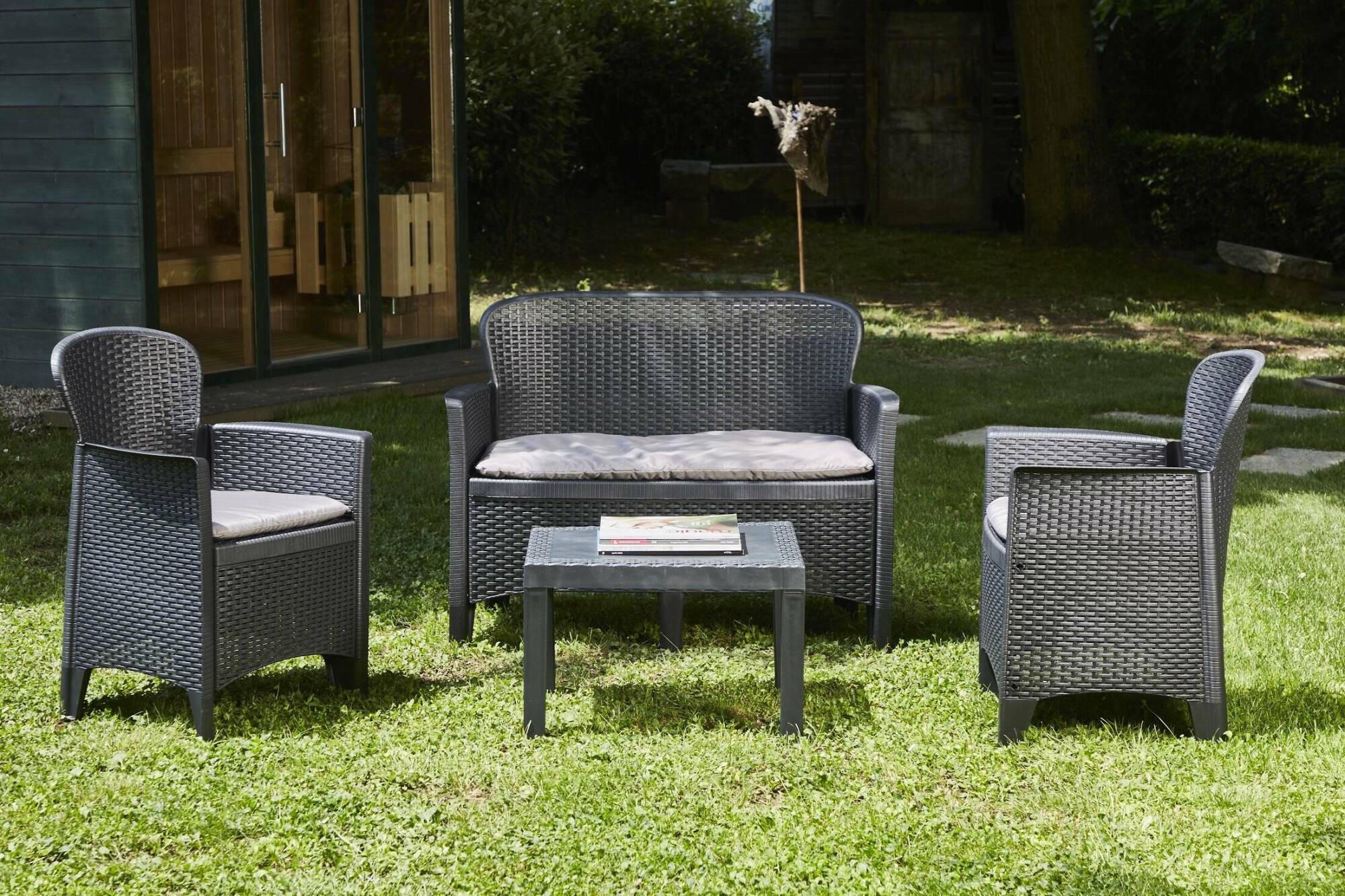 Dmora - Salon d'extérieur Ostuni, Salon de jardin composé de 2 fauteuils, 1 canapé et 1 table basse, Coin salon effet rotin avec coussins, Anthracite - Dmora - Imagen 2