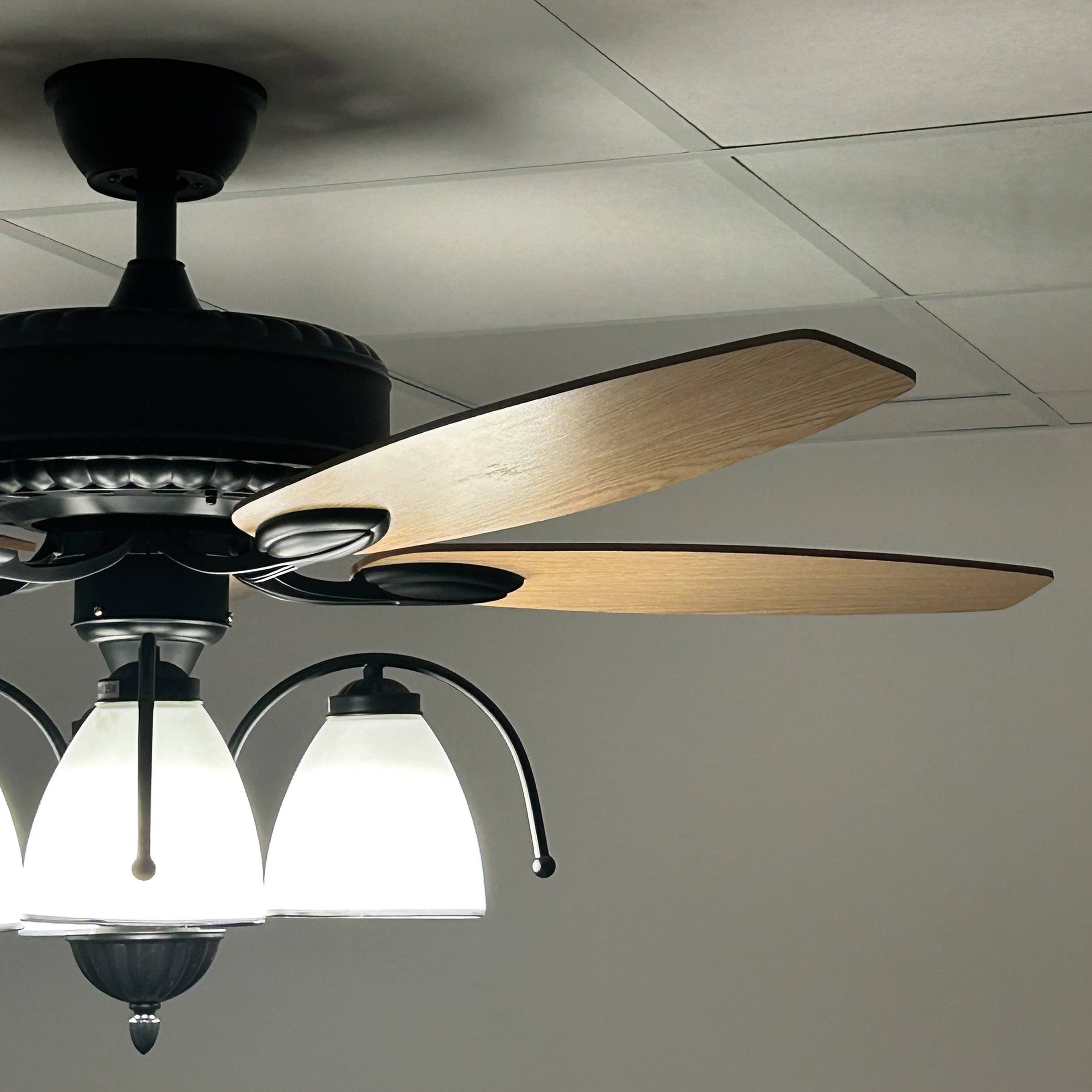 Ventilateur de plafond Zéphora Ø132?cm – Bois composite – 4?ampoules E27 – Moteur?DC FARTOOLS - Image 6