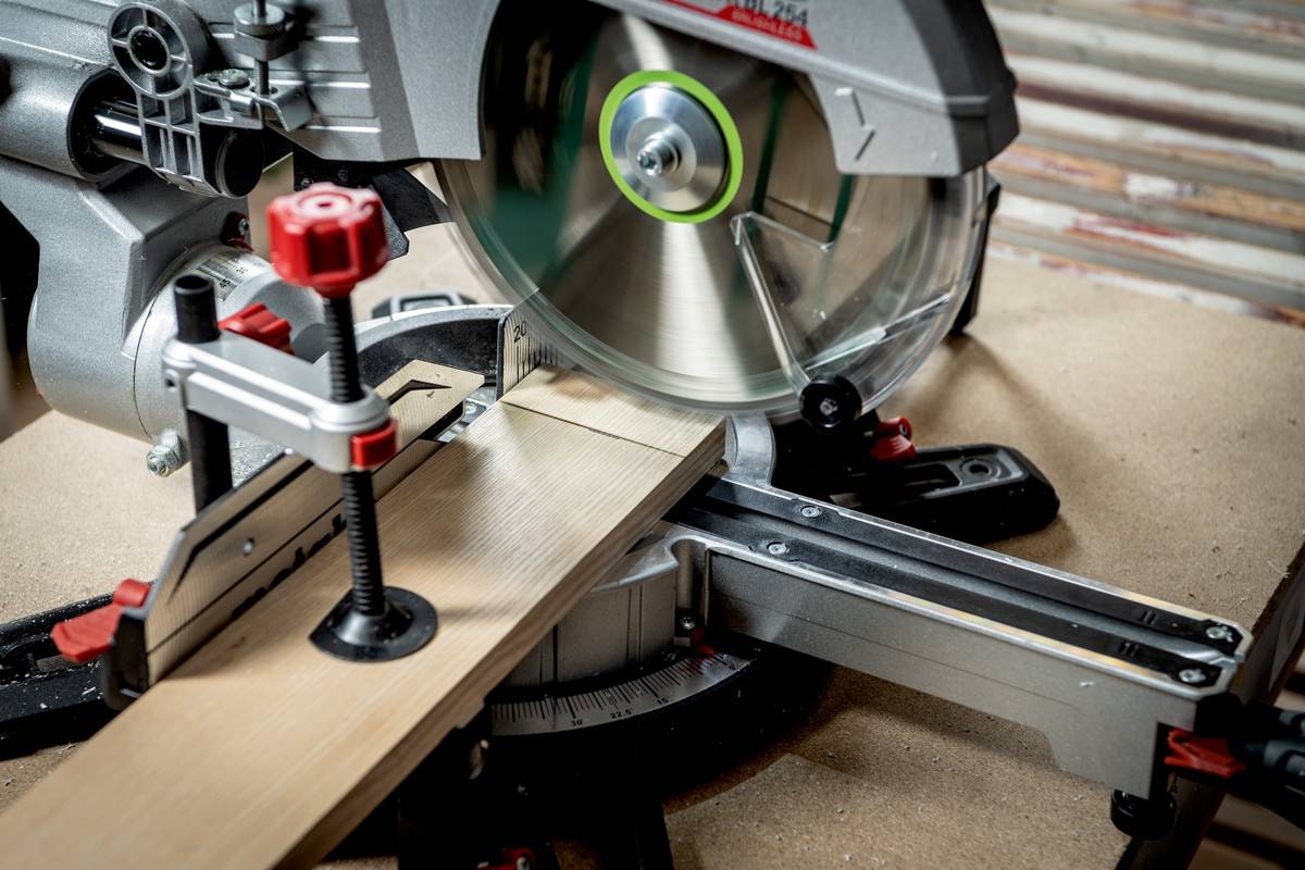 Metabo - Scie à onglets sans fil KGS 18 LTX BL 216 + 1 Batterie 4 Ah - METABO - 614216920 - Image 8