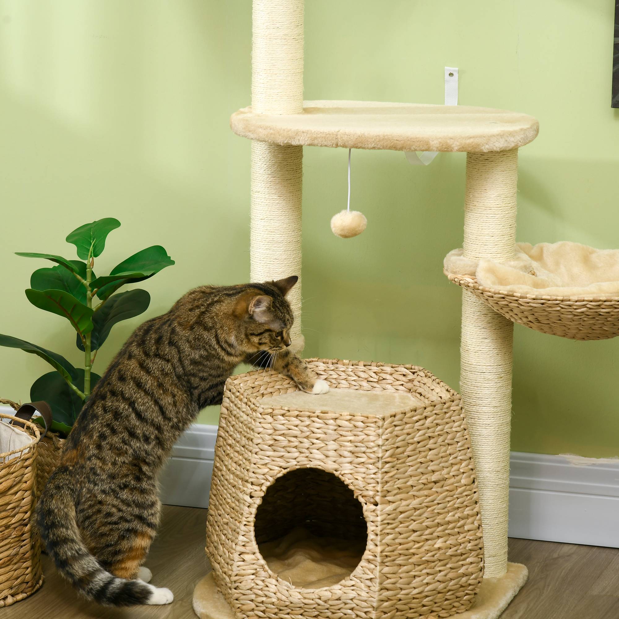 Pawhut - Arbre à chat style cosy chic griffoirs sisal naturel niche 2 paniers avec coussins plateforme boules suspendues quenouille peluche courte crème beige - Imagen 8
