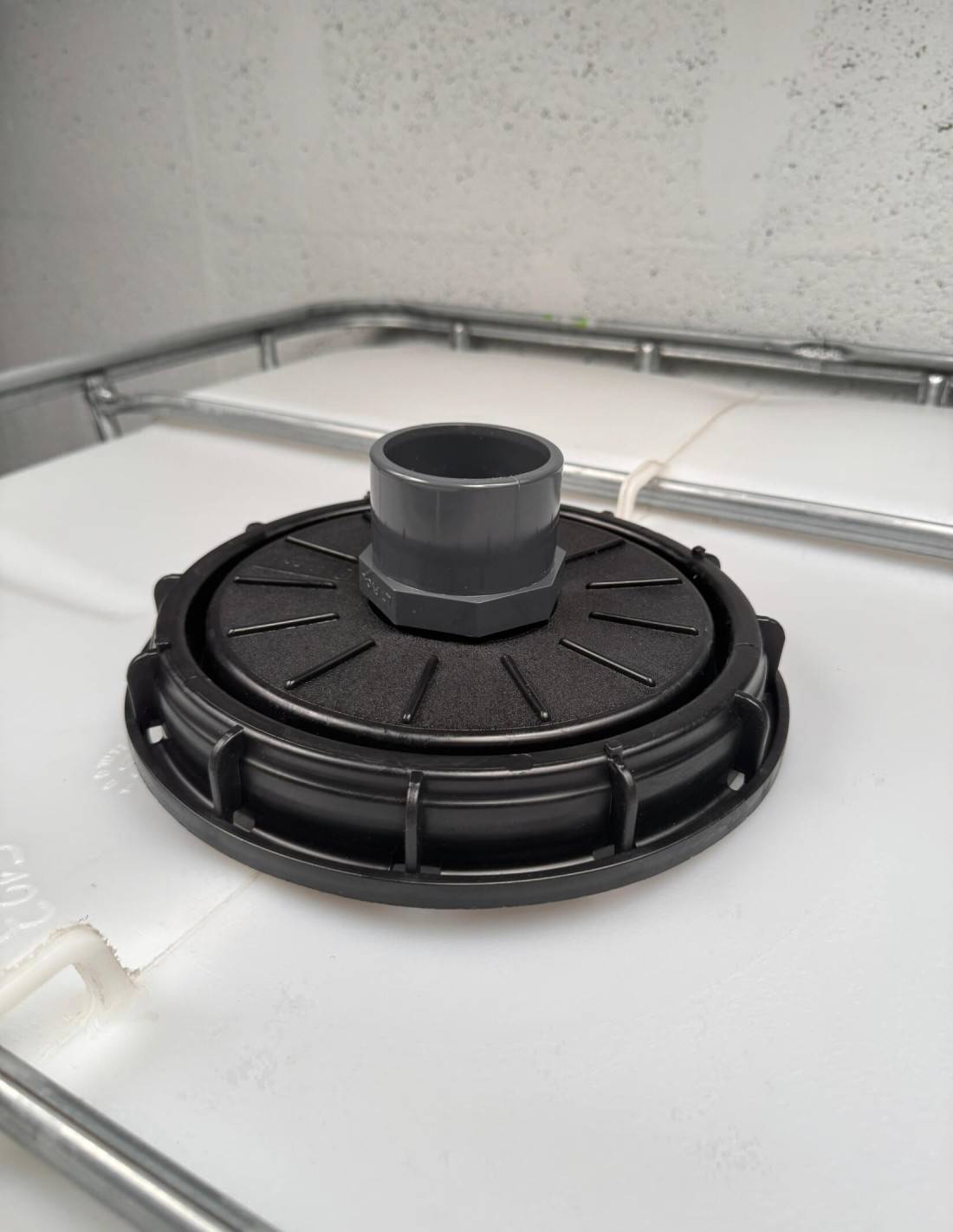 Couvercle de cuve eau 1000L Diamètre 220 mm + Prise PVC 63/75 - Image 2