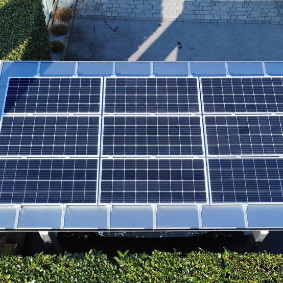 Carport simple avec 6 panneaux solaires - charge de toiture 100kgs/m² - Anodisé coloris inox brillant - Ximax rallongé Linea - Image 3