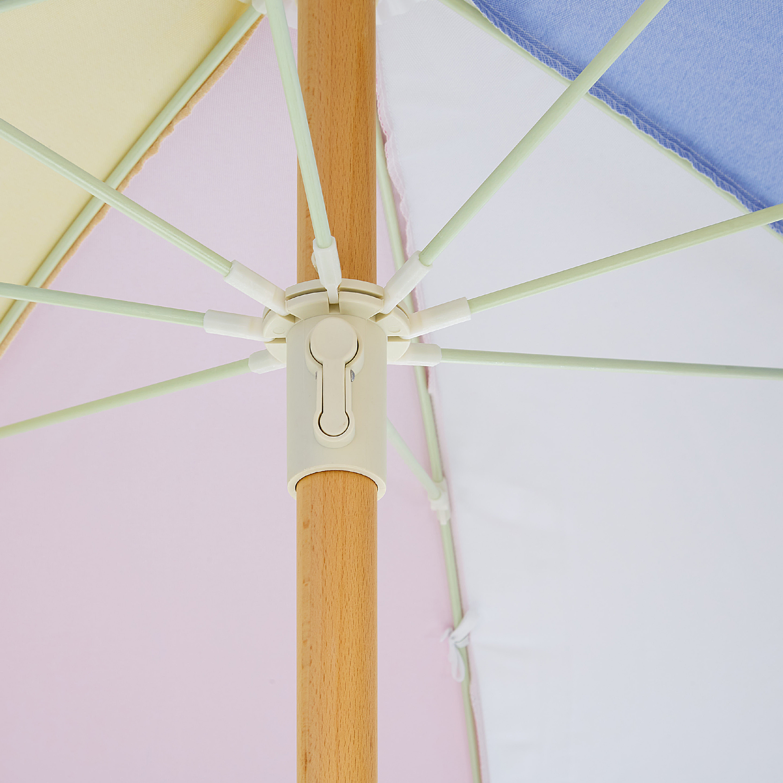 Beliani - Parasol de Jardin en Tissu Multicolore avec Mât en Bois ⌀ 150 cm Design Rétro Protection Extérieur Inclinable Résistant aux UV - Imagen 8
