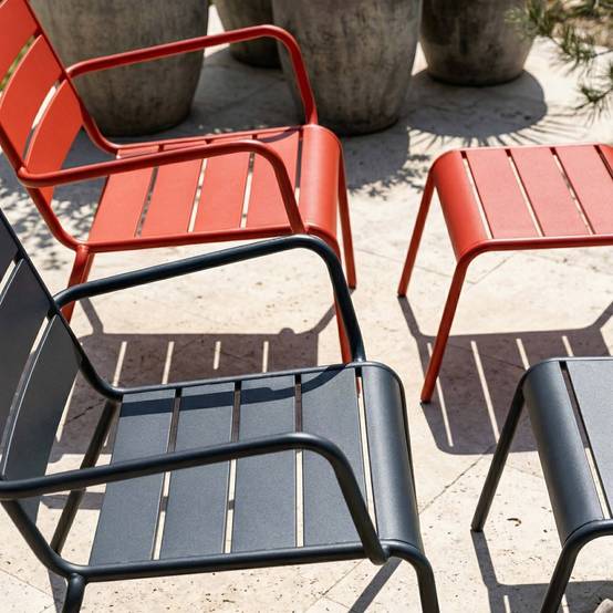 Oviala - Lot 2 fauteuils relax avec repose-pieds métal gris et rouge Palavas - Oviala - Imagen 4