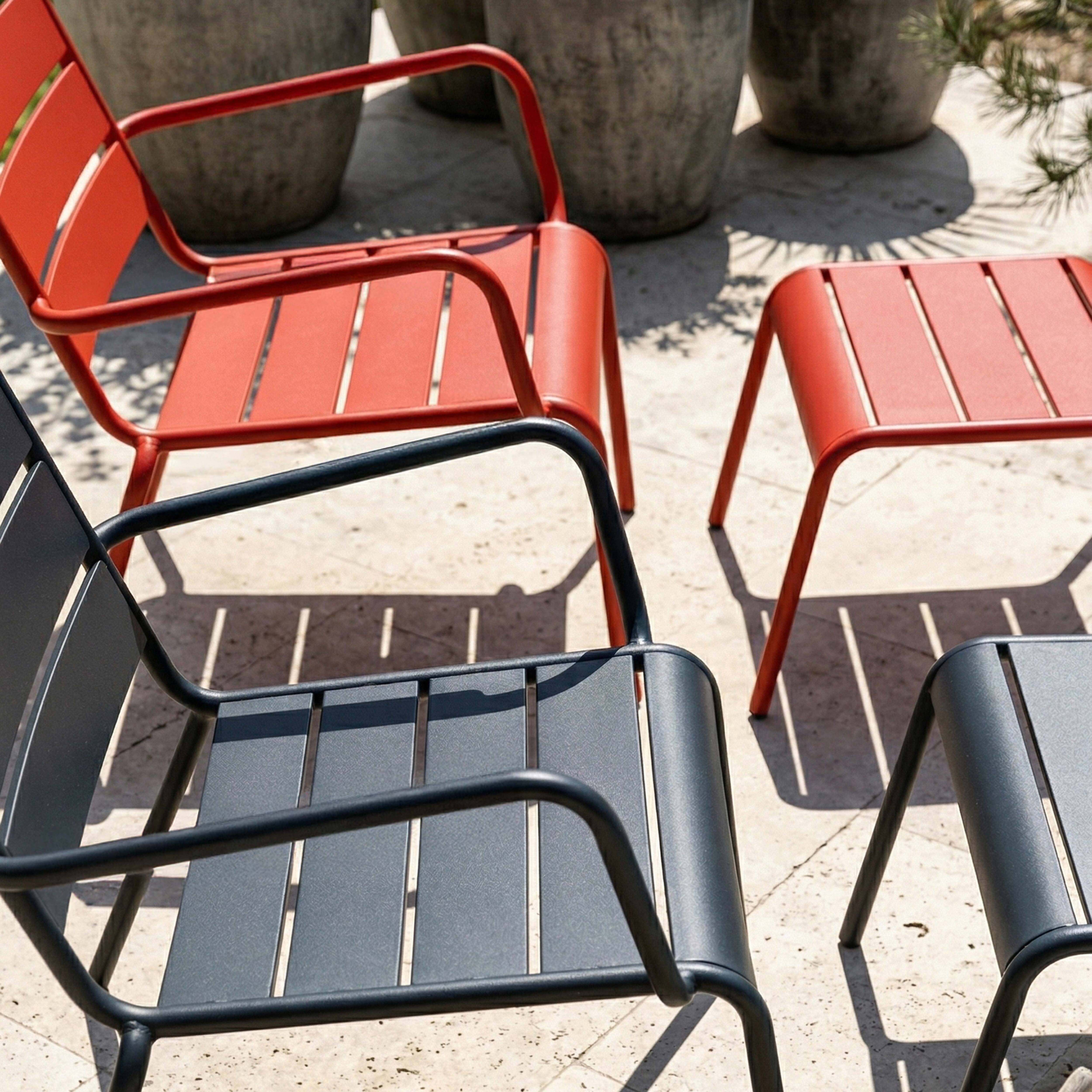 Oviala - Lot 2 fauteuils relax avec repose-pieds métal gris et rouge Palavas - Oviala - Imagen 4