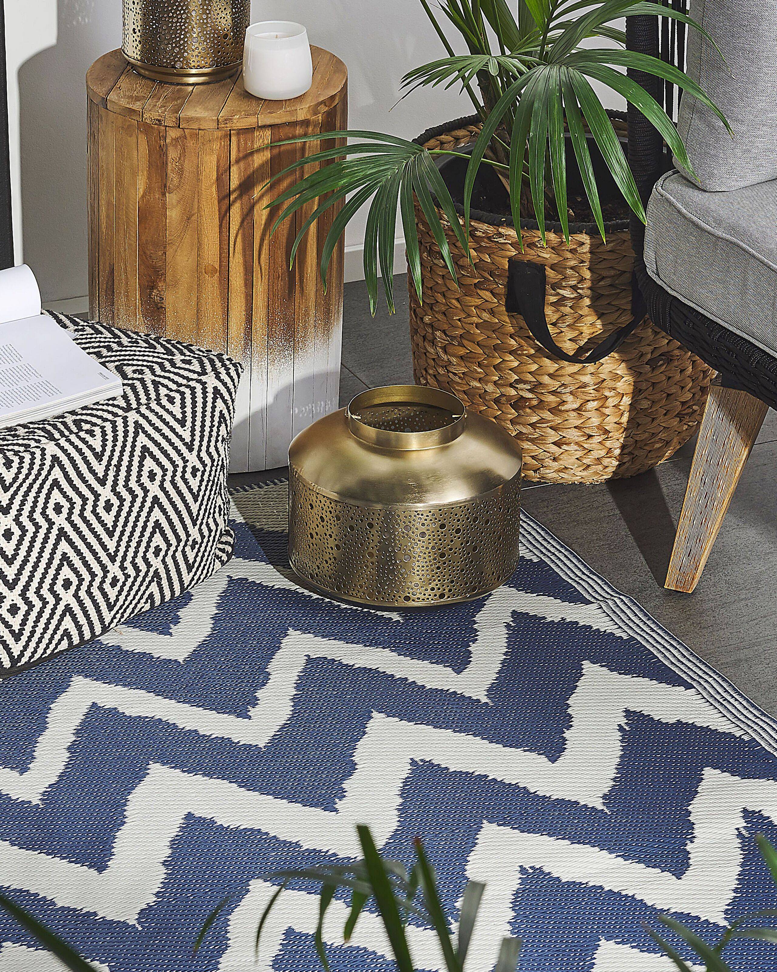 Beliani - Tapis Extérieur Intérieur en Polypropylène au Motif Zigzag Bleu Foncé et Blanc Polyvalent et Pratique pour Balcon Terrasse ou Salle de Bain 120 x 180 - Imagen 2