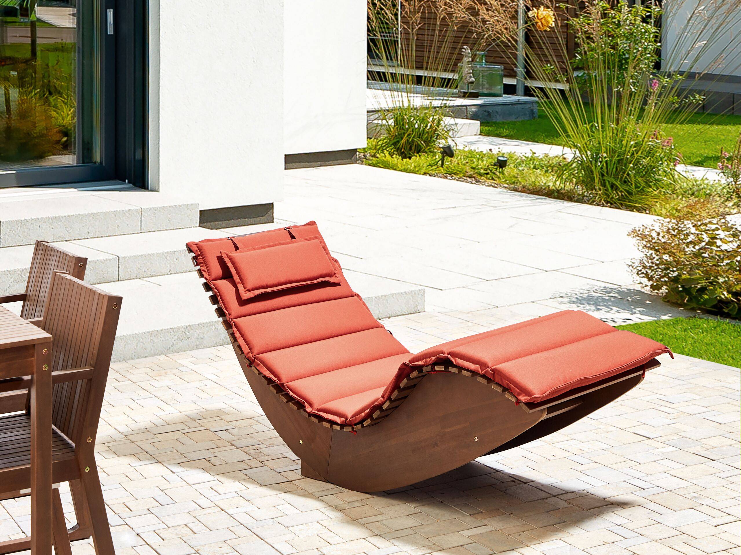 Beliani - Chaise Longue à Bascule Bois Foncé en Bois d'Acacia avec Coussin Rouge Patio Terrasse Jardin à Lattes - Imagen 2