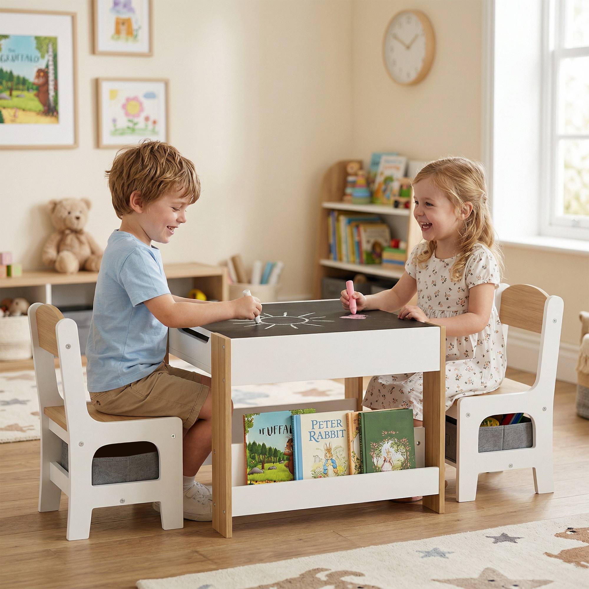 Ensemble table et chaises 3 en 1 pour enfants avec tableau noir, tiroirs en tissu et espace de rangement, blanc et naturel - Image 4