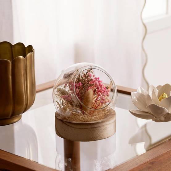 Compo de Fleurs Séchées dans une Boule en verre sur support en bois - Image 3