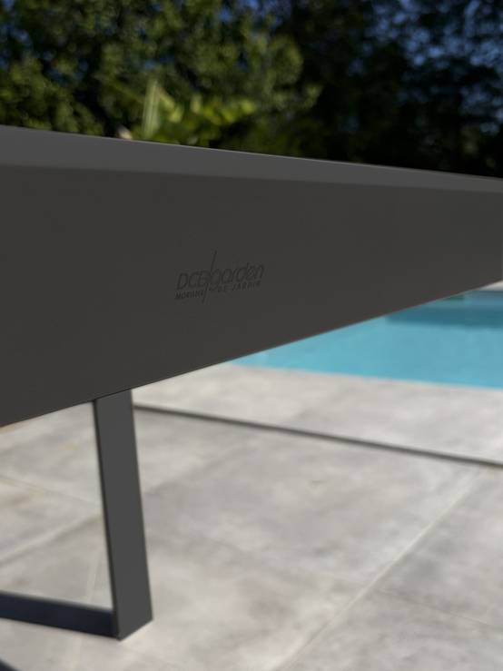Dcb Garden - Table de jardin 4 places en alu plateau polywood aspect bois - Gris anthracite - TONGA - Image 4