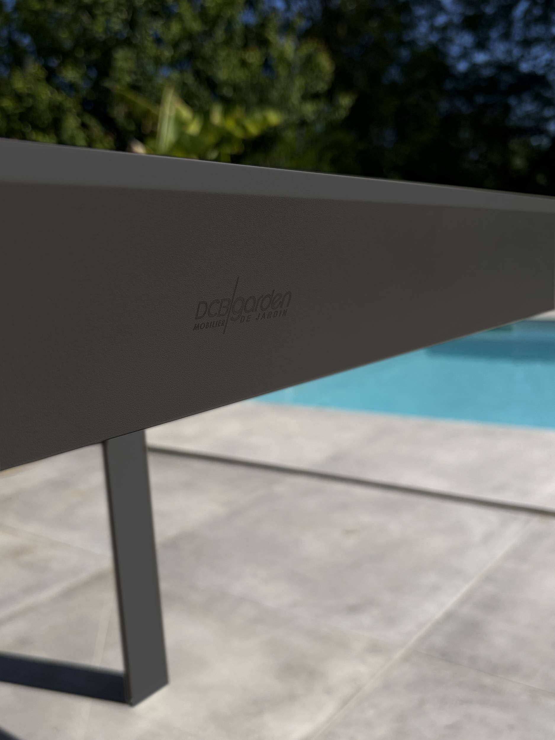 Dcb Garden - Table de jardin 4 places en alu plateau polywood aspect bois - Gris anthracite - TONGA - Image 4