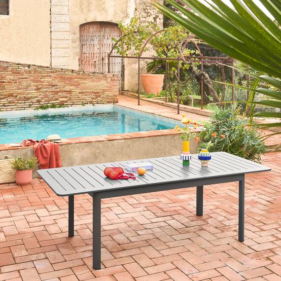 sweeek - Table de jardin anthracite SEATTLE extensible aluminium. 8 places. 173 / 236.5 x 100 x 75 cm | sweeek - Image 1