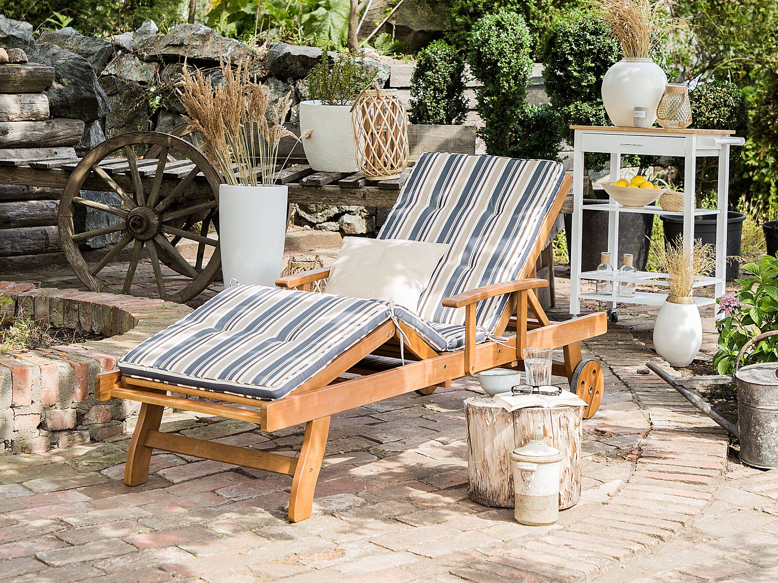 Beliani - Transat Inclinable de Jardin ou Terrasse en Bois d'Acacia Résistant et Durable avec Coussin Bleu Beige Rayé Design Intemporel - Imagen 2
