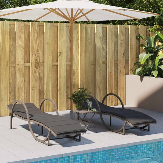 Ensemble Lits Soleil Résine Grise Accoudoirs Coussins Gris Foncé Piscine – ComfortXL Outdoor Living - Image 1