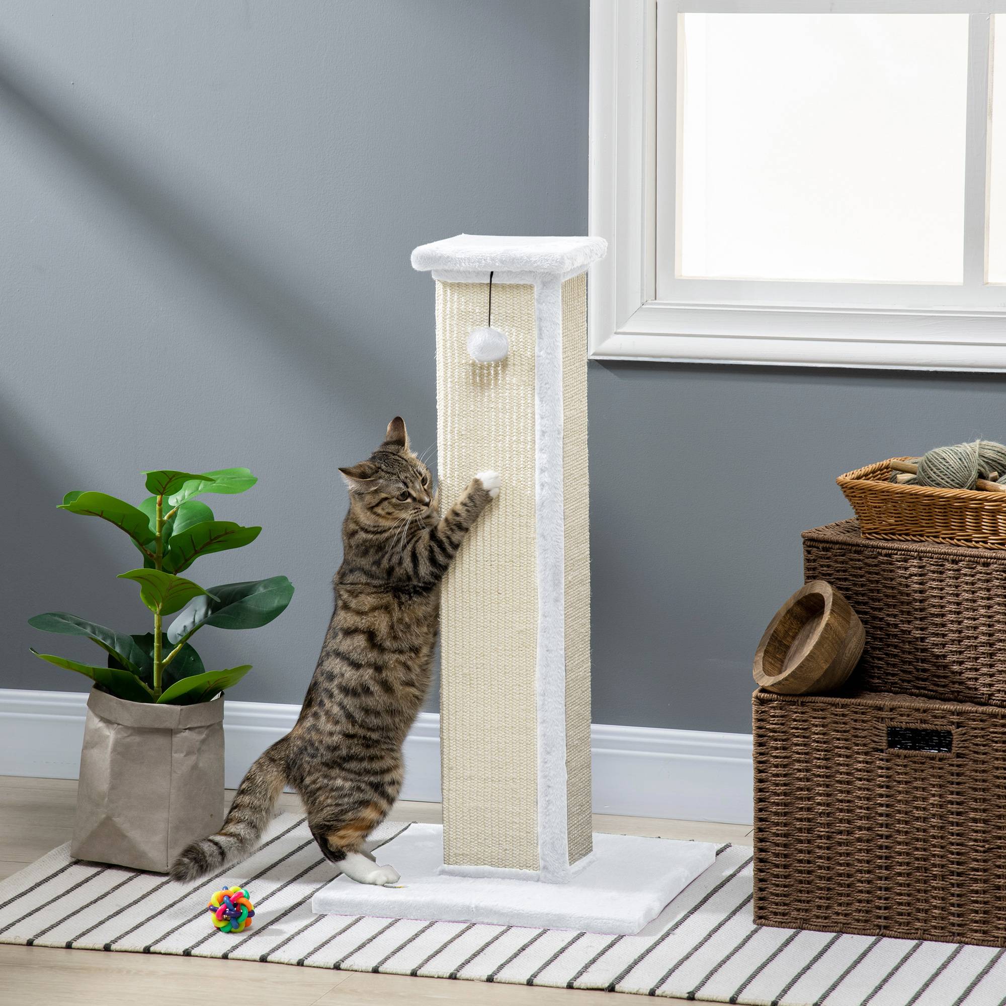 ComfortXL - Poteau griffoir pour chat en sisal et peluche gris 41 x 41 x 81 cm avec balle suspendue et base stable - Image 1