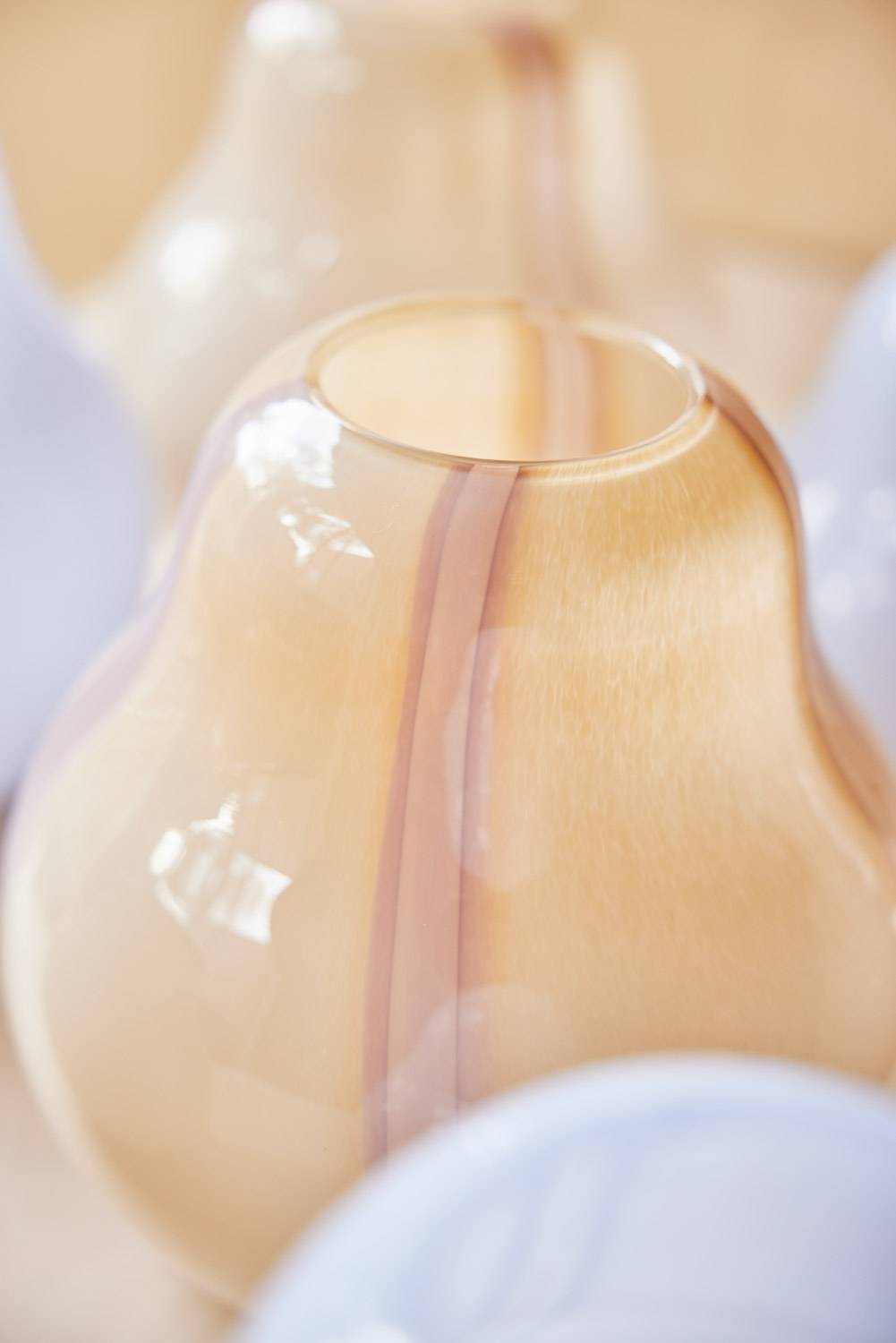 Vase rose rouge verre Living - Image 4