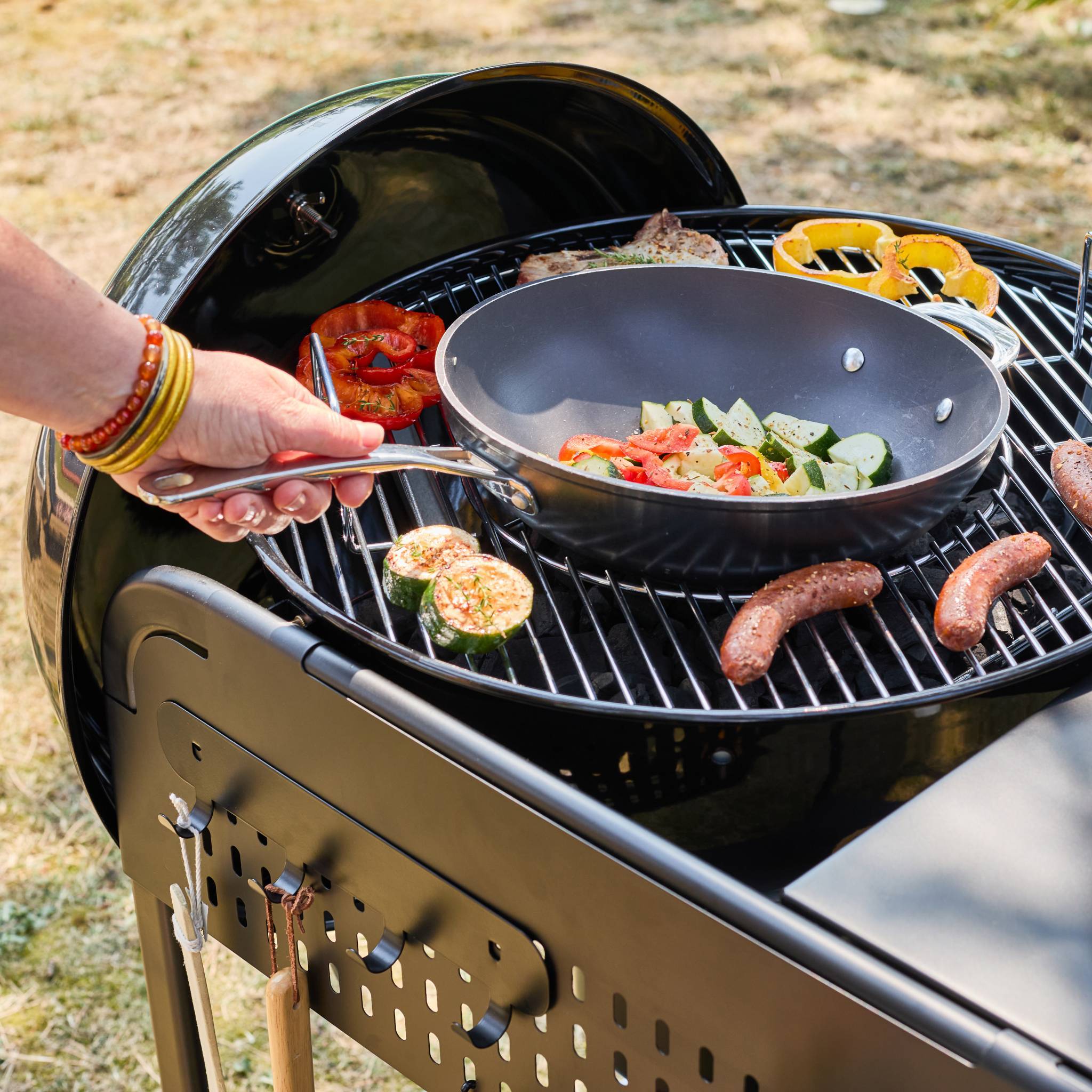 sweeek - Barbecue rond charbon de bois acier émaillé Ø53cm. grill noir avec chariot - Maurice | sweeek - Image 7