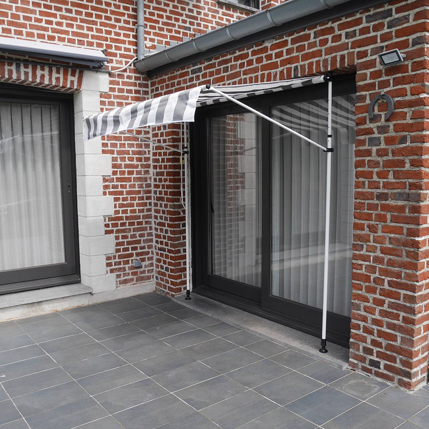 Happy Garden - Store banne pour balcon CHENE 2 × 1,2m - Toile rayée blanche/grise et structure blanche - HAPPY GARDEN - Imagen 5