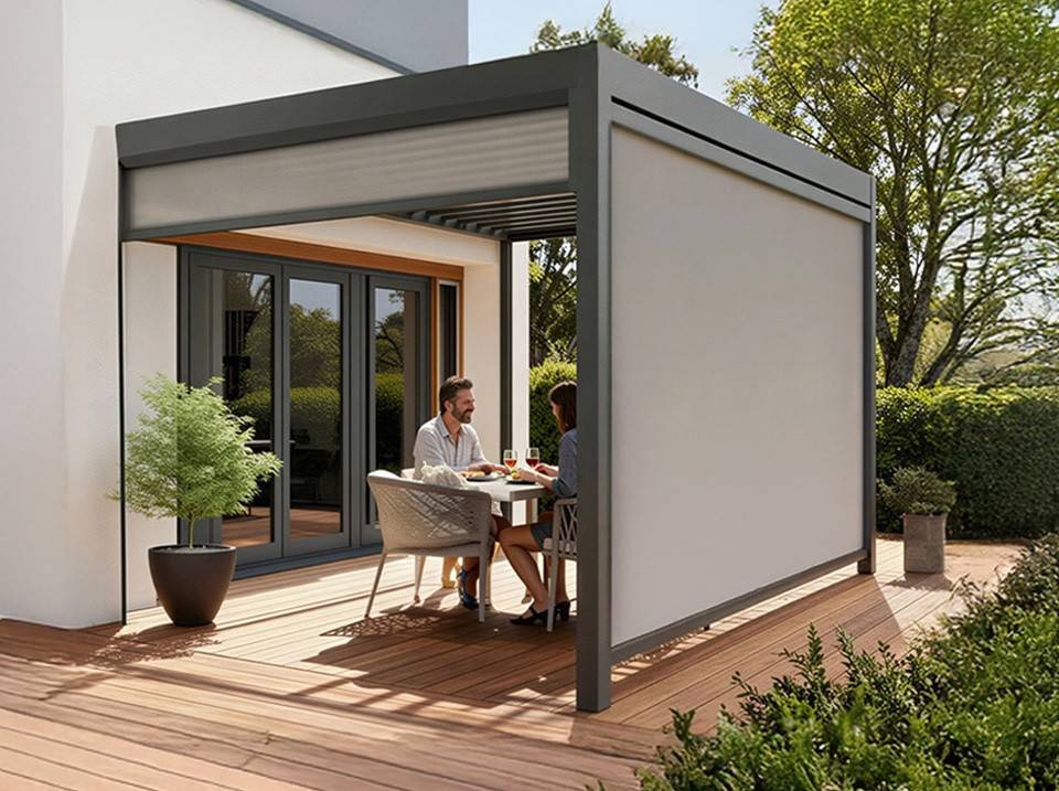 Pergola bioclimatique 3x4 m adossée alu + stores + lames acier orientables – Direct Abris - Imagen 1