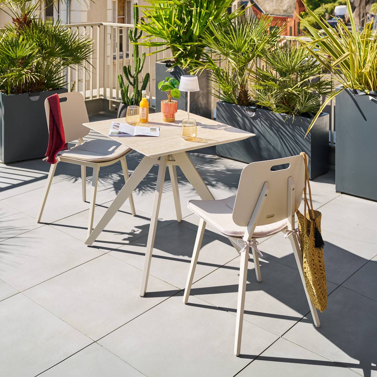 Hesperide - Table de jardin carrée "Terzano" vanille & argile 2 places en aluminium Hespéride - Image 1