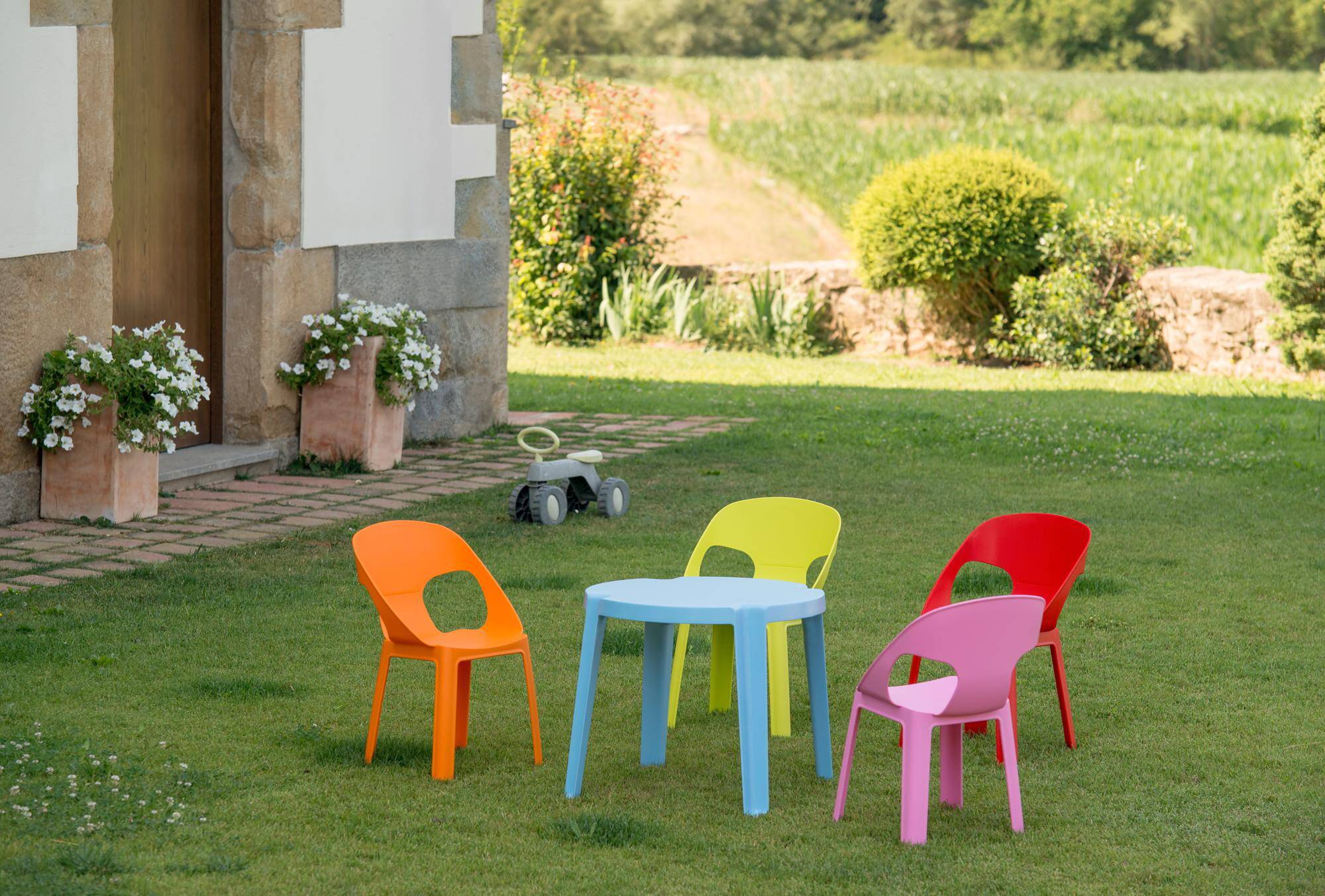 Set 4+1 chaises-table pour enfants intérieur, extérieur bleu ciel/rose/rouge/orange/vert citron RITA garbar - Image 4