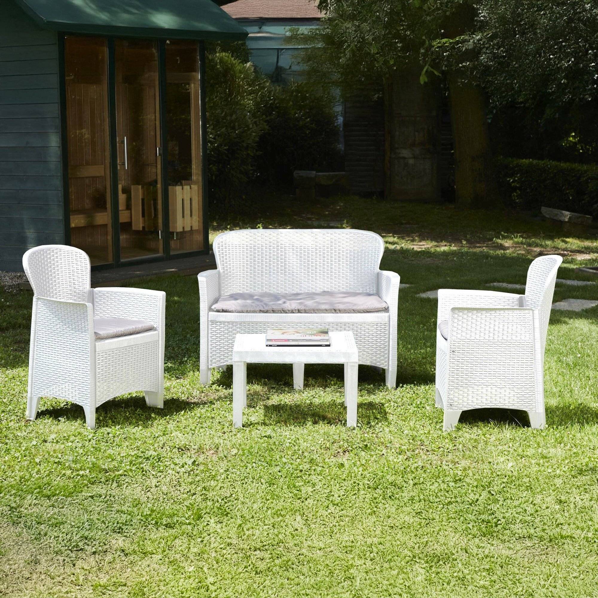 Dmora - Set salon d'extérieur Debois, Salon de jardin composé de 2 fauteuils, 1 canapé et 1 table basse, Coin salon effet rotin avec coussins, Blanc - Dmora - Imagen 2