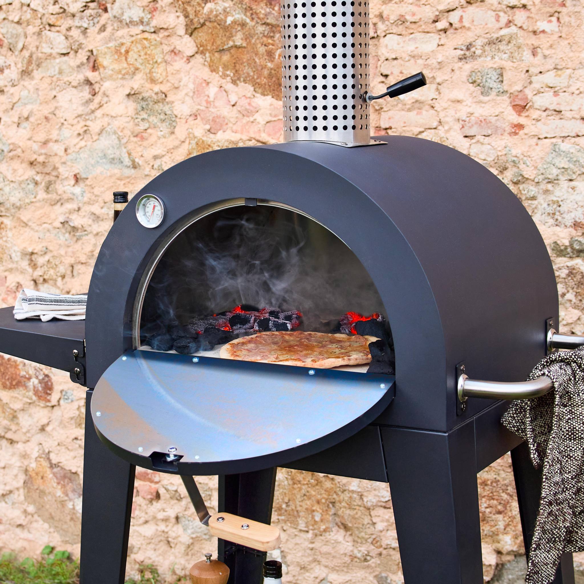 sweeek - Four à pizza d'extérieur au charbon de bois. coloris noir - Giulia . L70xP63xH122cm | sweeek - Image 3