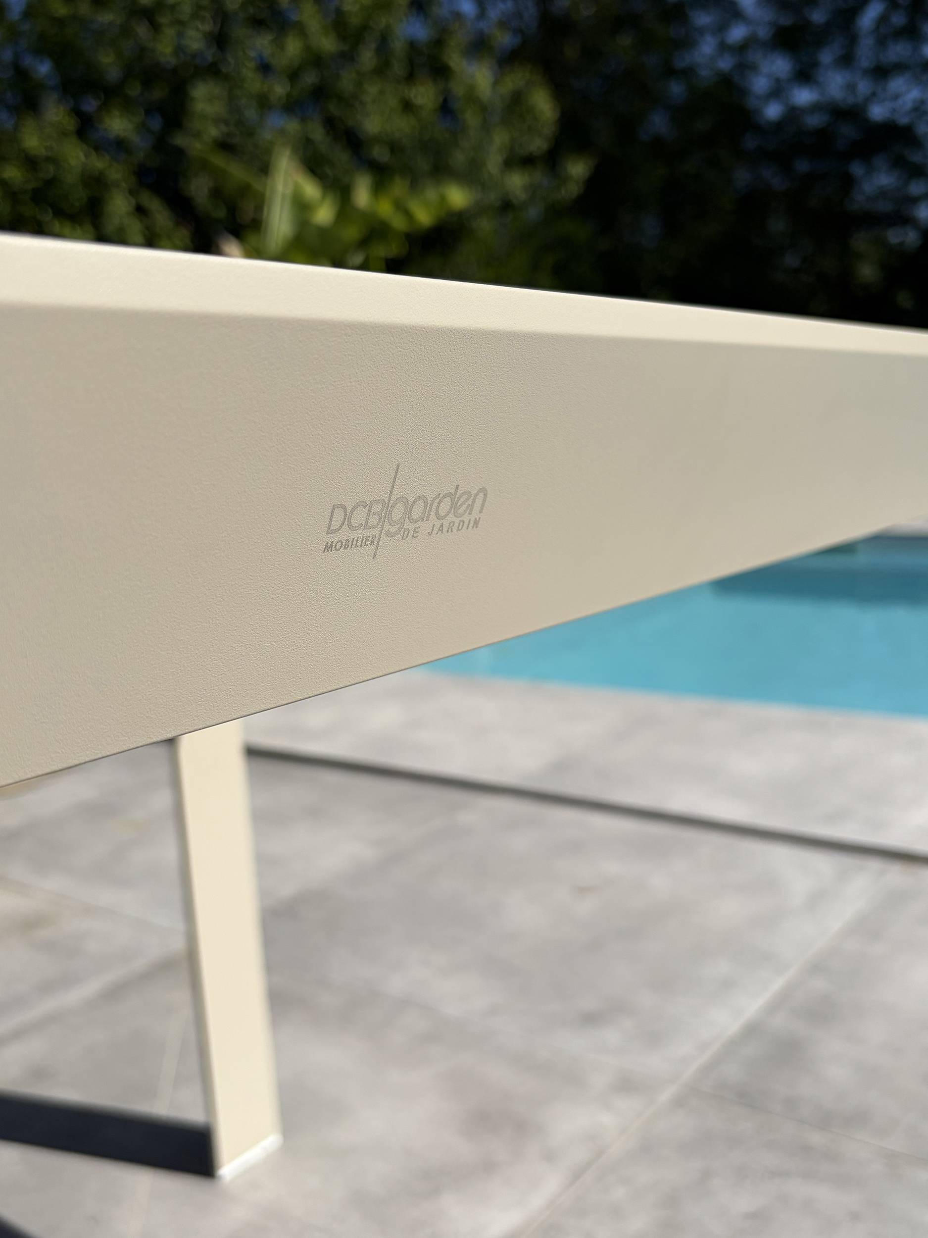 Dcb Garden - Table de jardin 4 places en alu plateau polywood  aspect bois - Grège - TONGA - Image 4