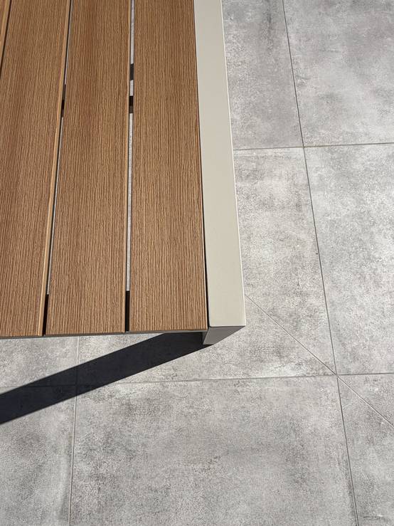 Dcb Garden - Table de jardin 4 places en alu plateau polywood aspect bois - Grège - TONGA - Image 8