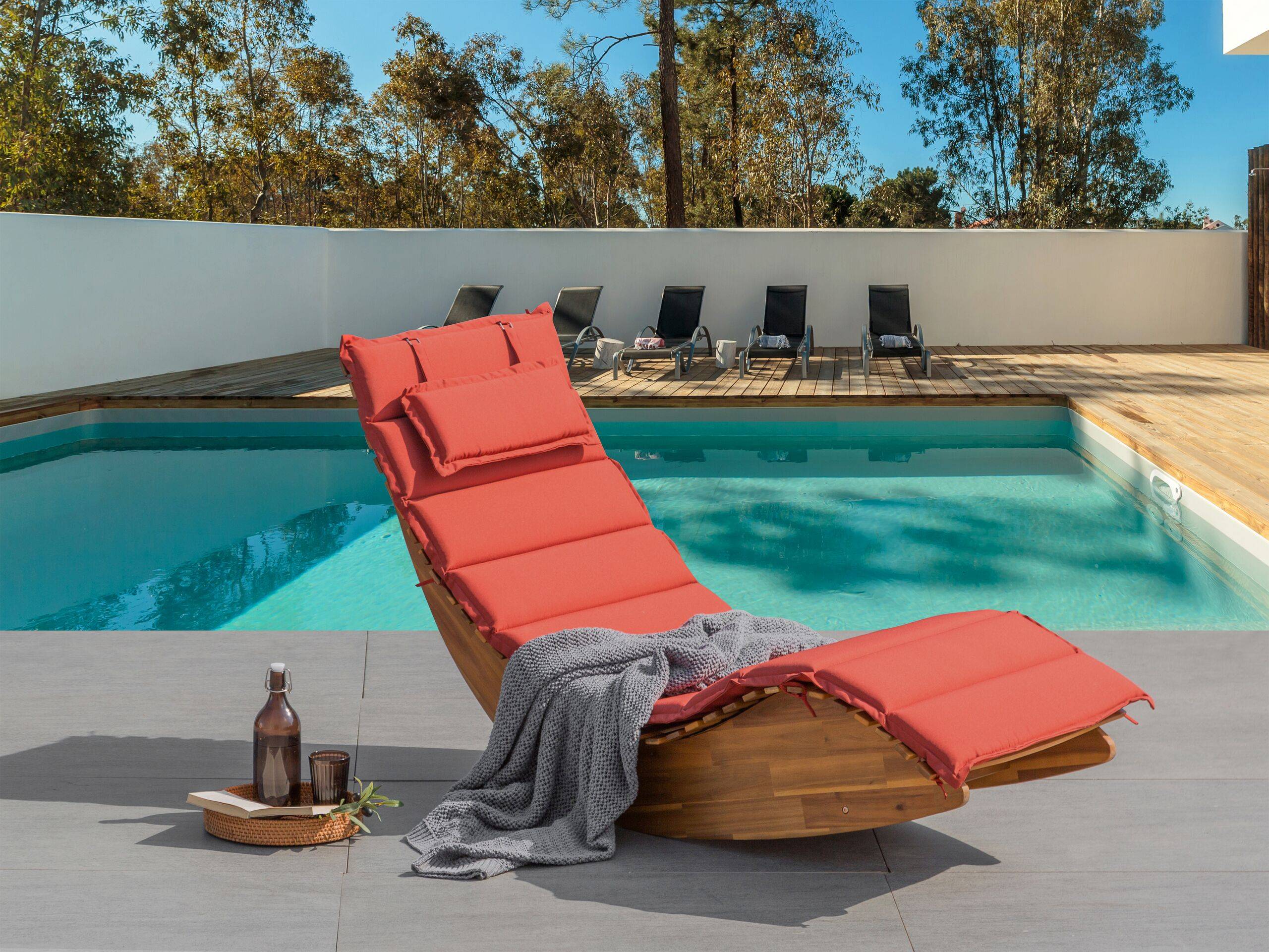 Beliani - Chaise Longue Extérieur à Bascule en Bois d'Acacia Clair Design à Lattes avec Coussin Rouge - Imagen 2