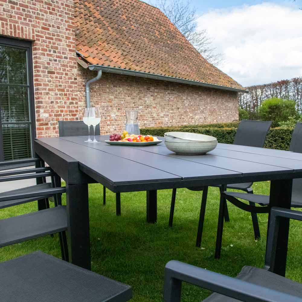 Wilsa Garden - Ensemble HPL 6/10p en aluminium noir et plateau en HPL gris avec 6 fauteuils et 4 chaises pliantes en aluminium et textilène - Imagen 3