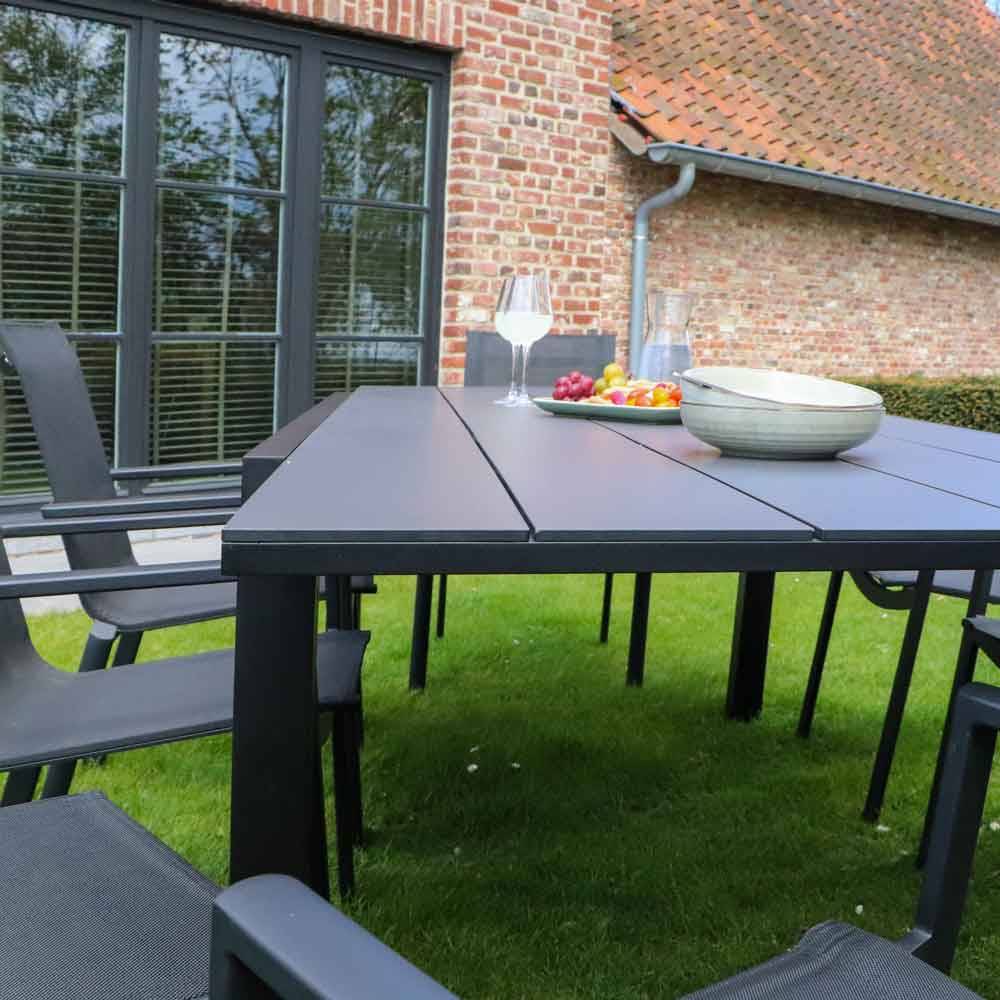 Wilsa Garden - Ensemble HPL 6/10p en aluminium noir et plateau en HPL gris avec 6 fauteuils et 4 chaises pliantes en aluminium et textilène - Imagen 4