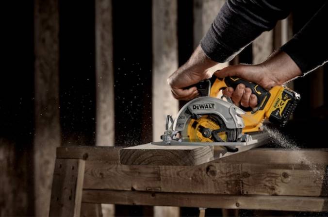 Scie Circulaire 140 mm XR 12V Brushless - DEWALT - avec 2 batteries 12V 5.0Ah - chargeur - TSTAK - DCS512P2-QW - Image 5