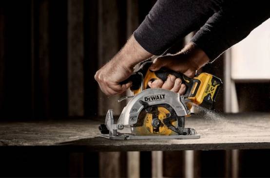 Scie Circulaire 140 mm XR 12V Brushless - DEWALT - avec 2 batteries 12V 5.0Ah - chargeur - TSTAK - DCS512P2-QW - Image 4