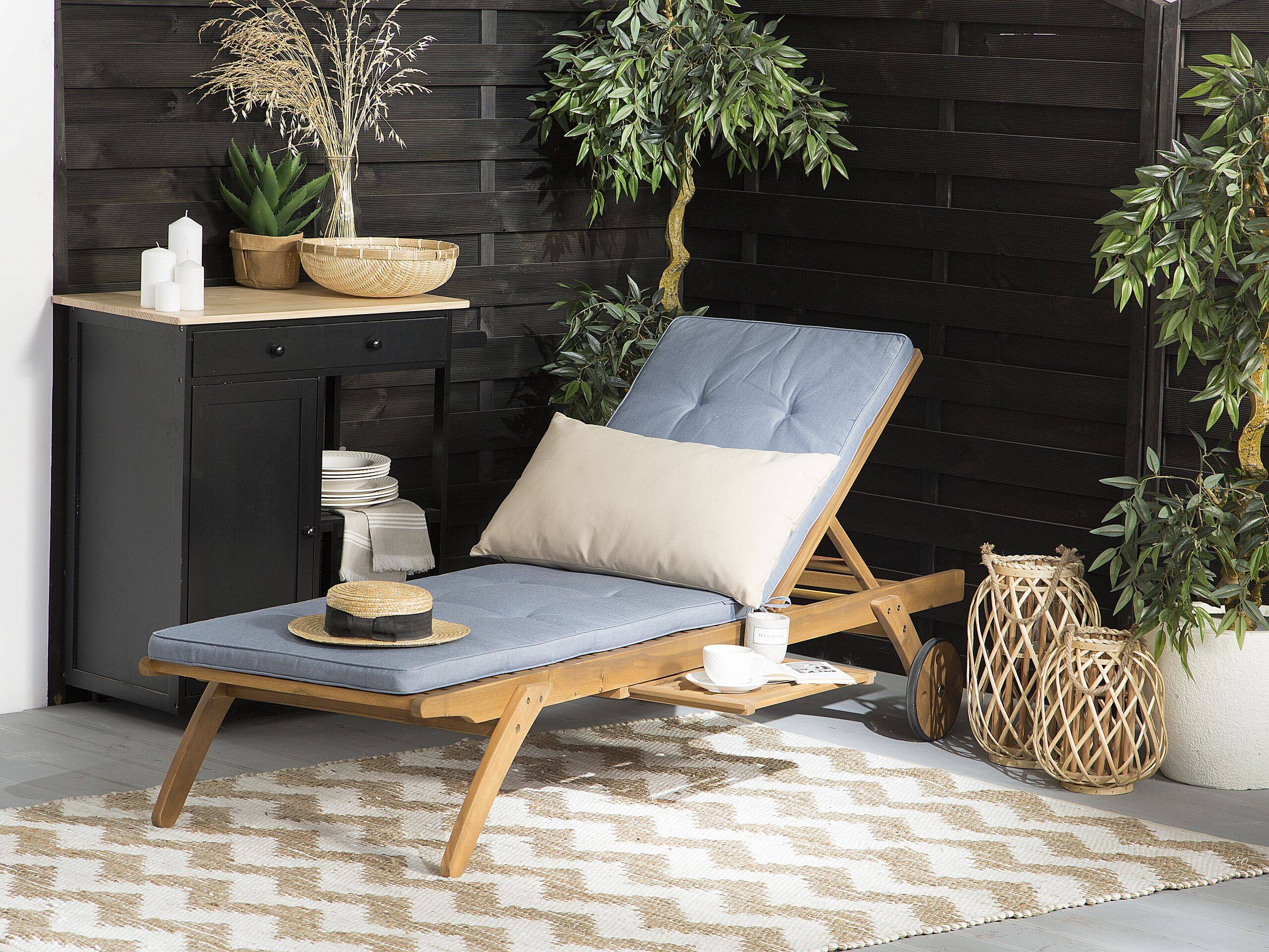 Beliani - Transat Bain de Soleil à Dossier Inclinable en Bois d'Acacia Aspect Naturel et Coussin Bleu Design Intemporel pour Jardin Méditerranéen Beliani - Imagen 2