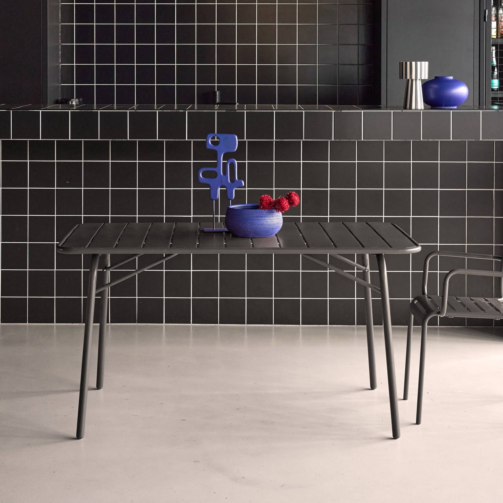 sweeek - Table de jardin pliante métal 6 places. anthracite. Amelia. 140x80cm. traitement antirouille. lattes et bords arrondis | sweeek - Image 3