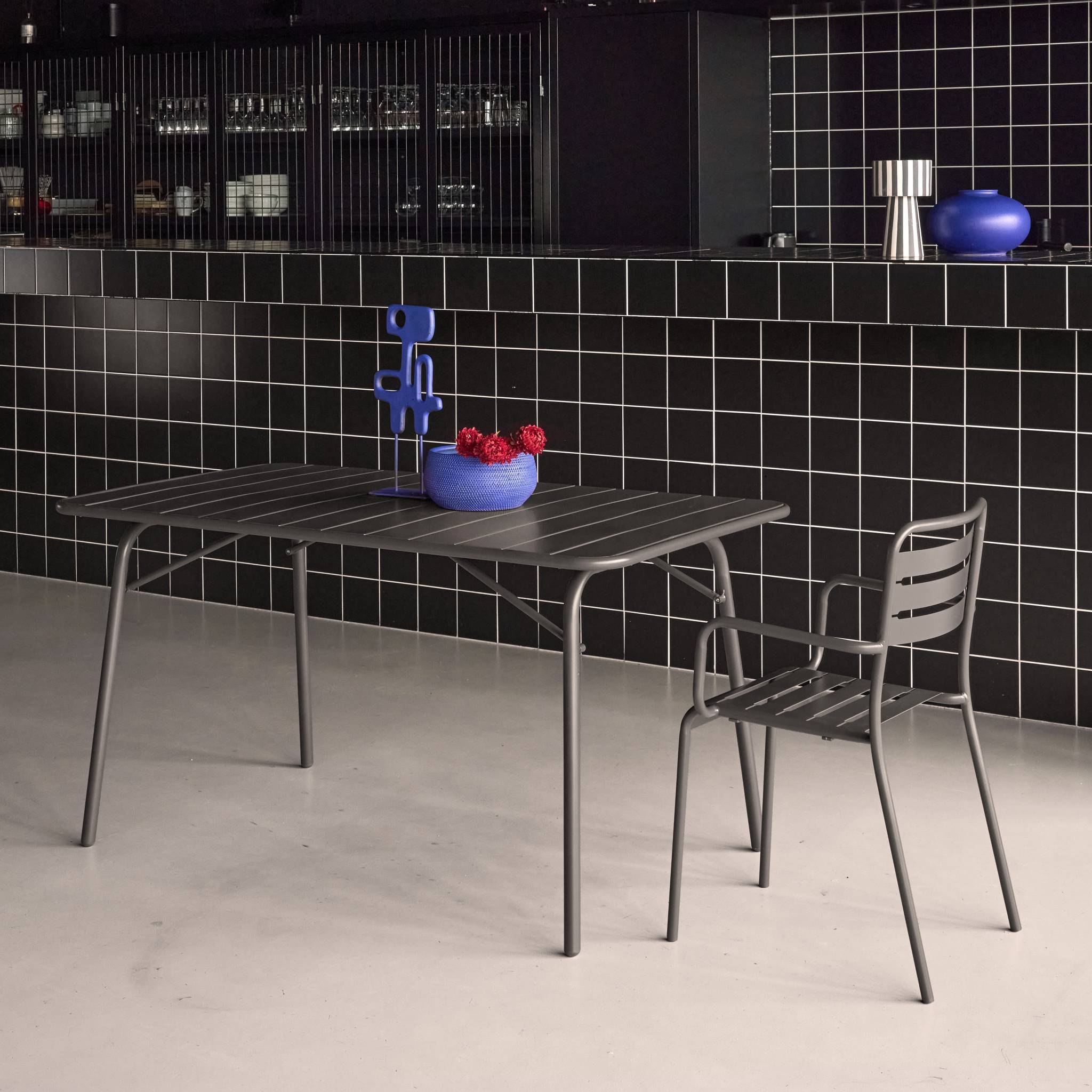 sweeek - Table de jardin pliante métal 6 places. anthracite. Amelia. 140x80cm. traitement antirouille. lattes et bords arrondis | sweeek - Image 4