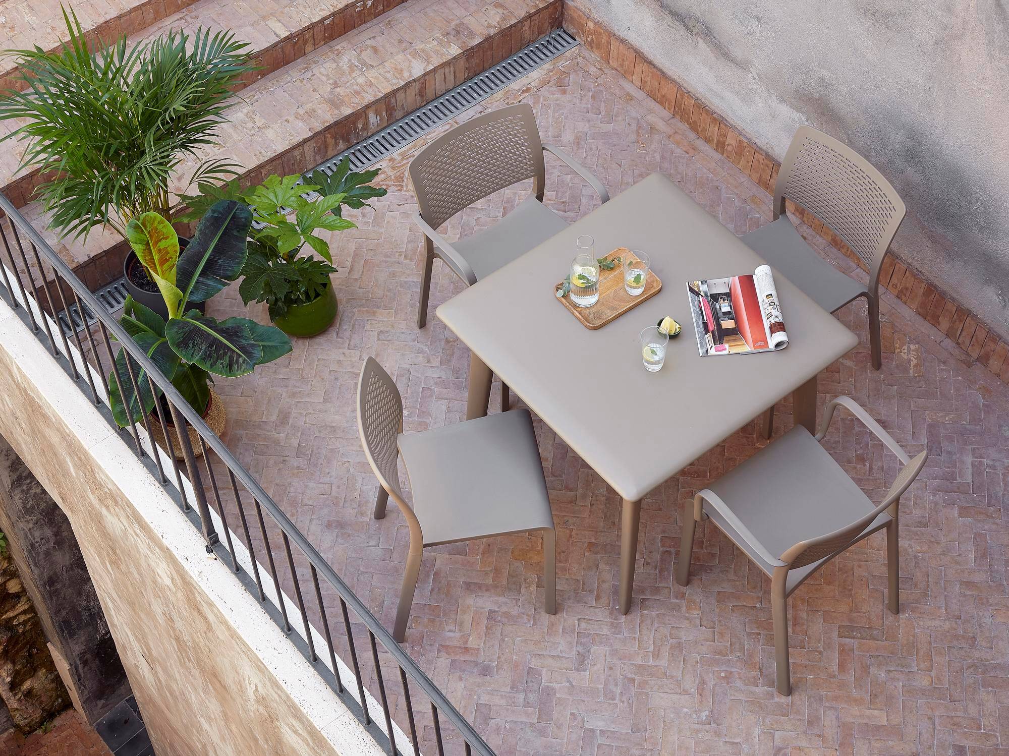 Table carrée extérieur 90x90 ivoire DESSA Resol - Image 3