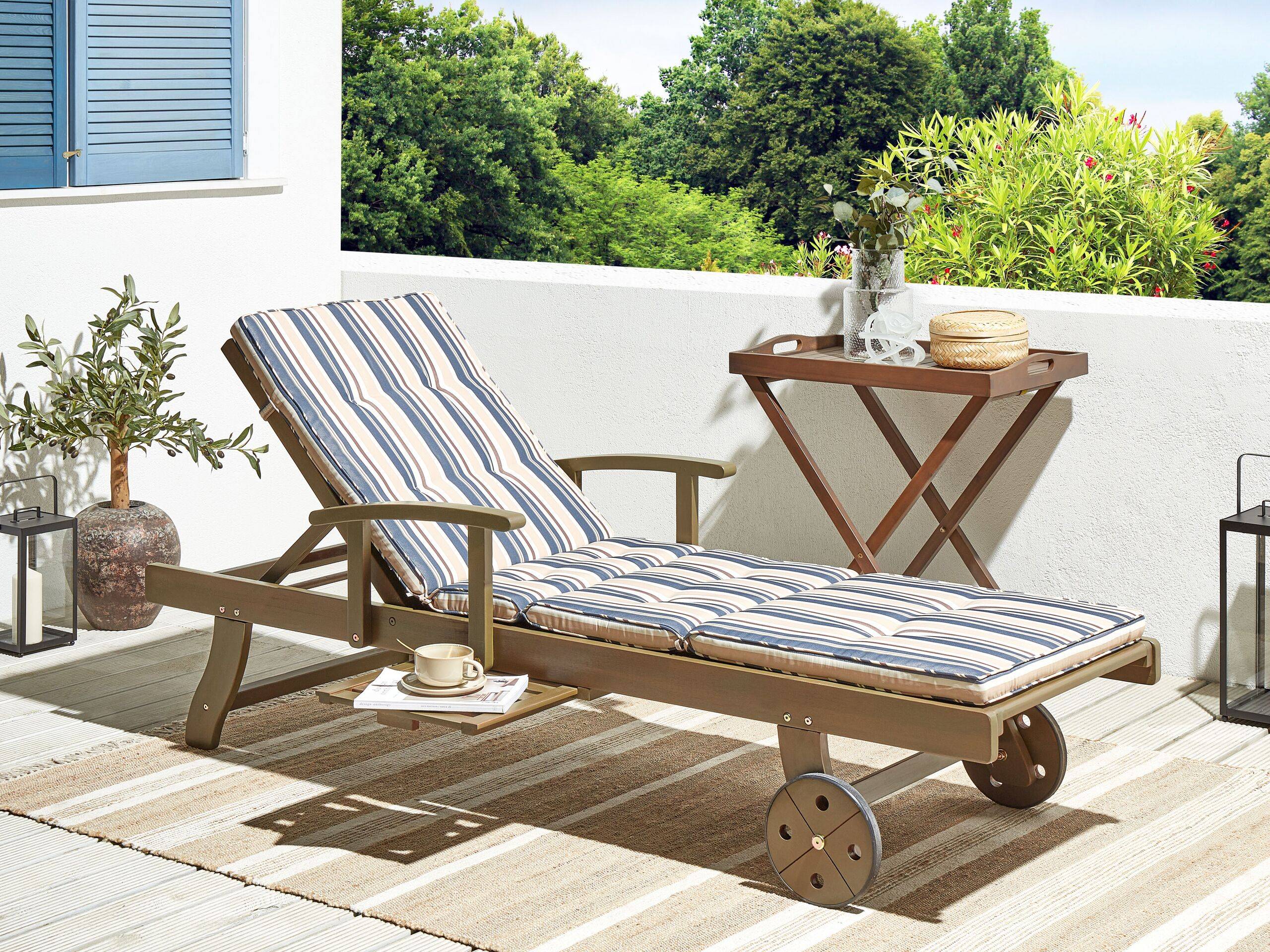 Beliani - Chaise Longue en Bois d'Acacia Foncé à Roues Transat avec Siège Inclinable et Coussin Bleu Rayé pour Terrasse Style Campagne Rustique - Imagen 2