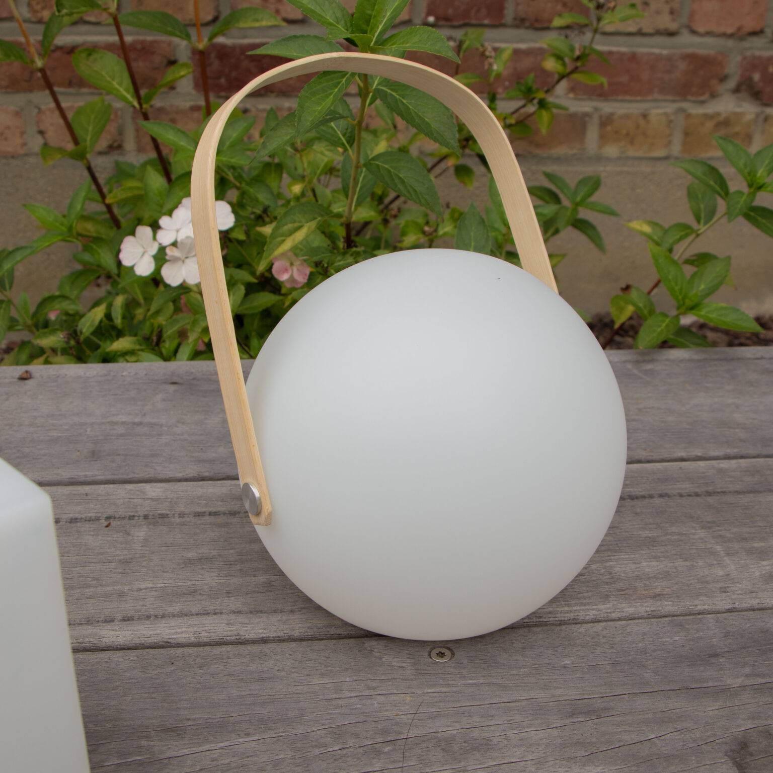 Wilsa Garden - Lampe LED extérieure sans fil ronde multicolore avec anse bambou ATOM - Imagen 4