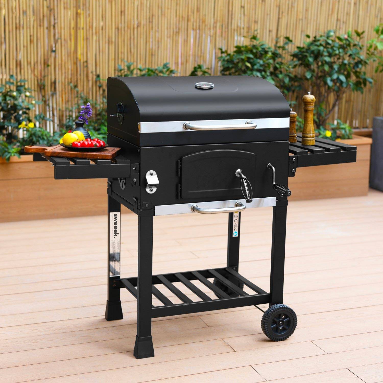sweeek - Barbecue fumoir charbon avec récupérateur cendres et tablettes pliables – Sweeek