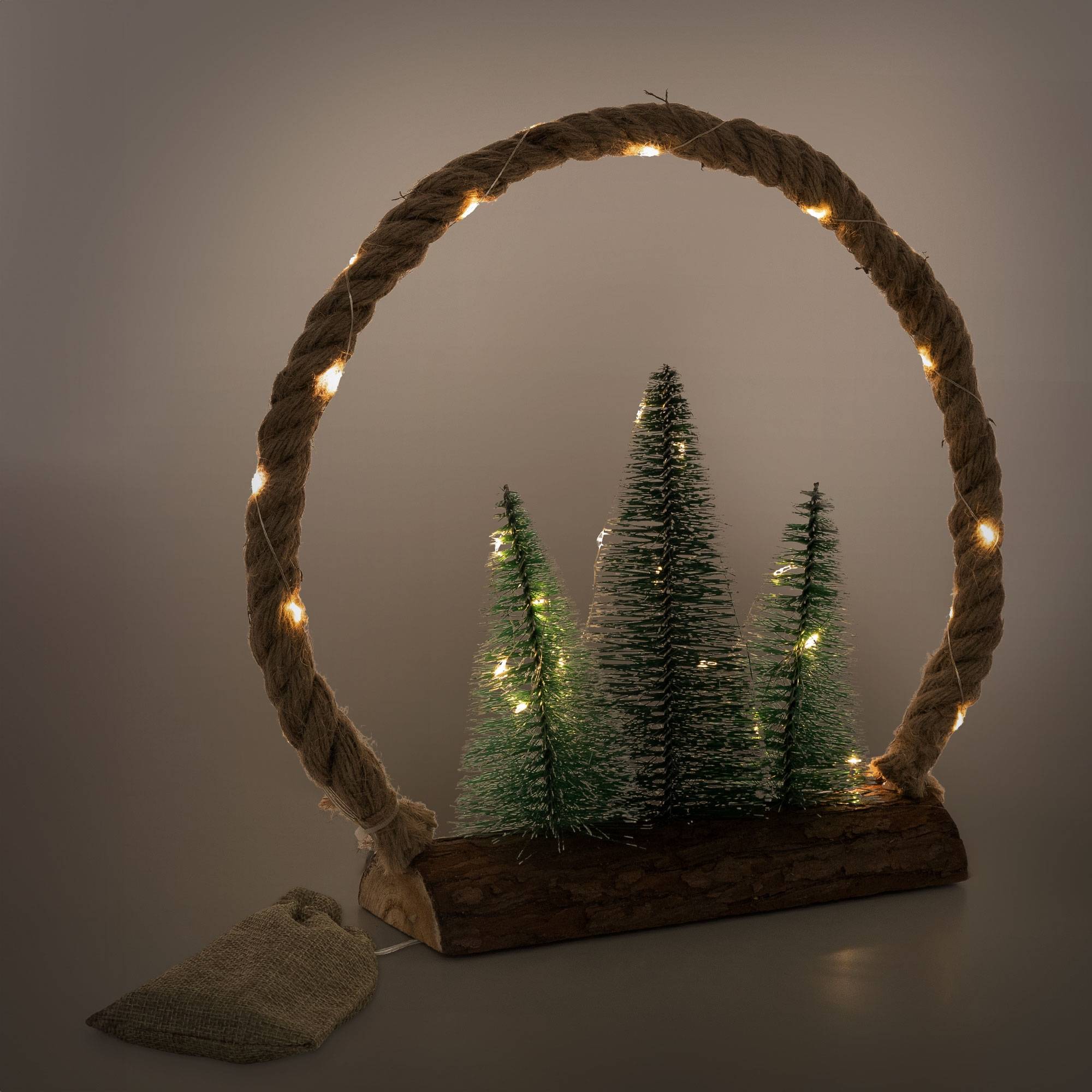 Ecd-Germany - Décoration lumineuse couronne en jute corde 34x30x7,5 cm 30 LEDs lumière blanche chaude à piles minuterie avec sapins et sac déco d'intérieur Noël - Image 5