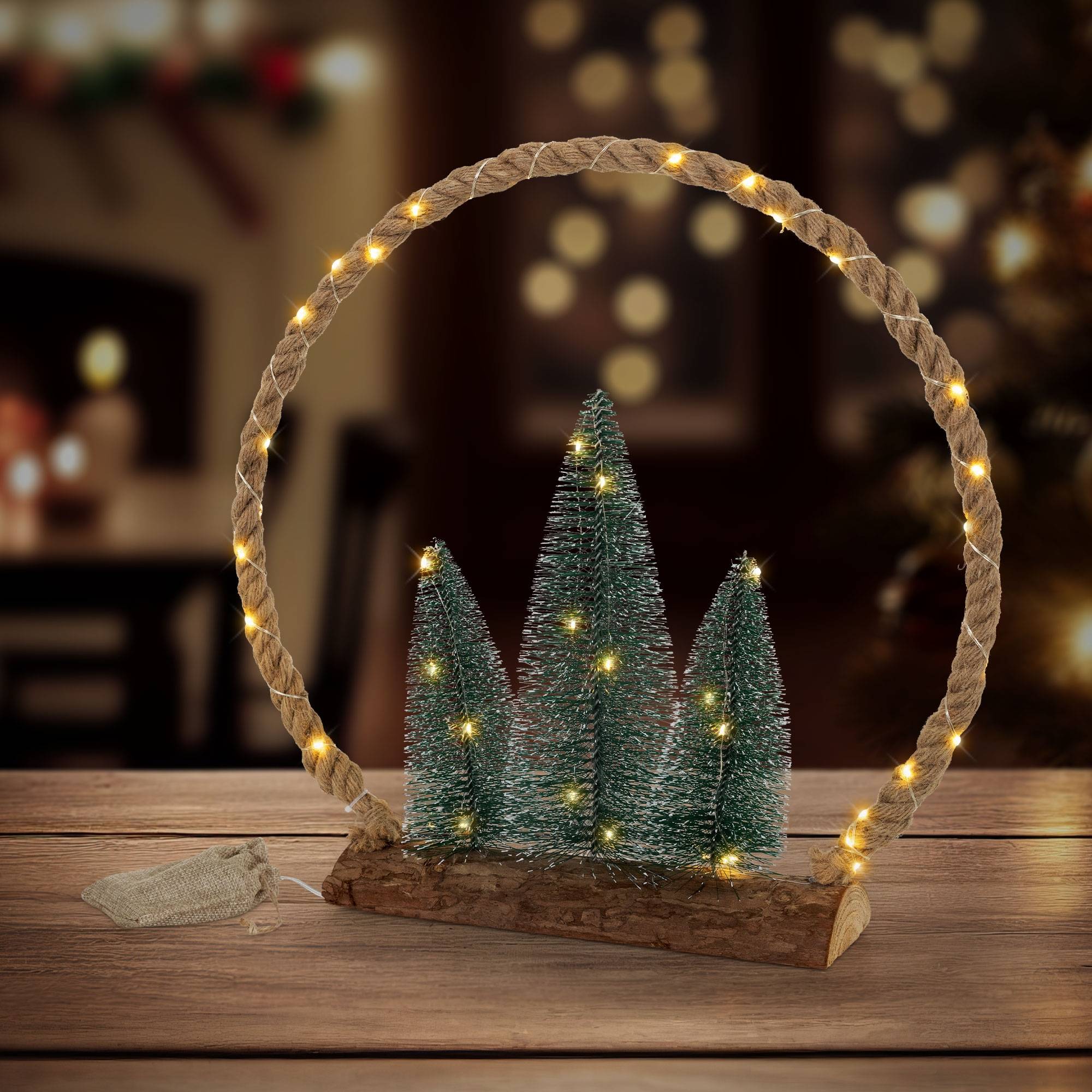 Ecd-Germany - Décoration lumineuse couronne en jute corde 45x45x9,5 cm 45 LEDs lumière blanche chaude à piles minuterie avec sapins et sac déco d'intérieur Noël - Image 1
