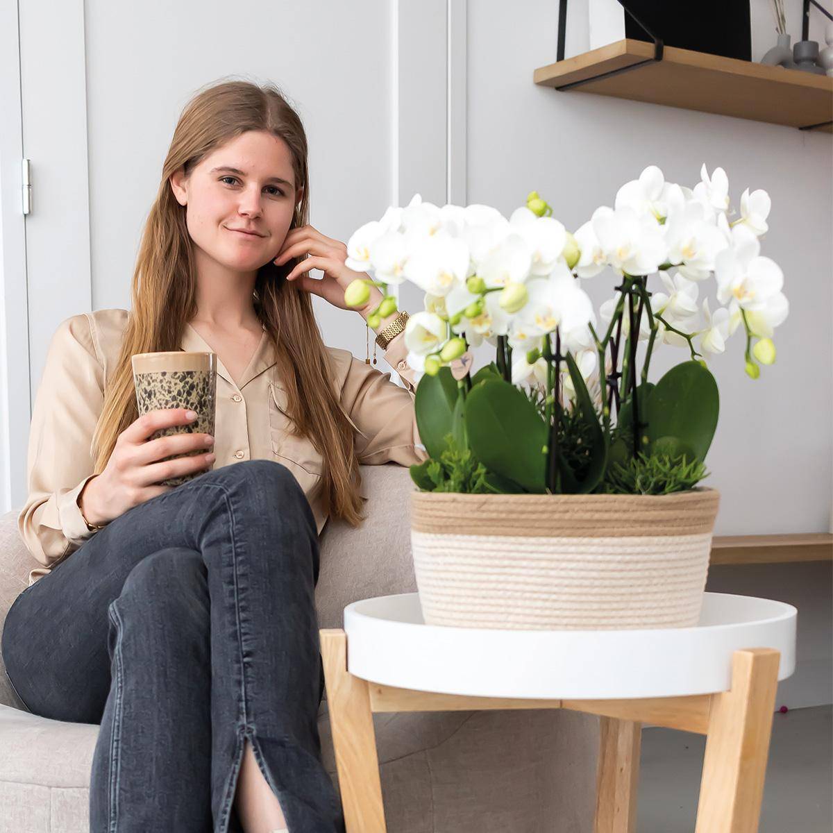La Green Touch - Panier en coton avec 3 orchidées blanches et arrosage intégré- La Green Touch - Image 2
