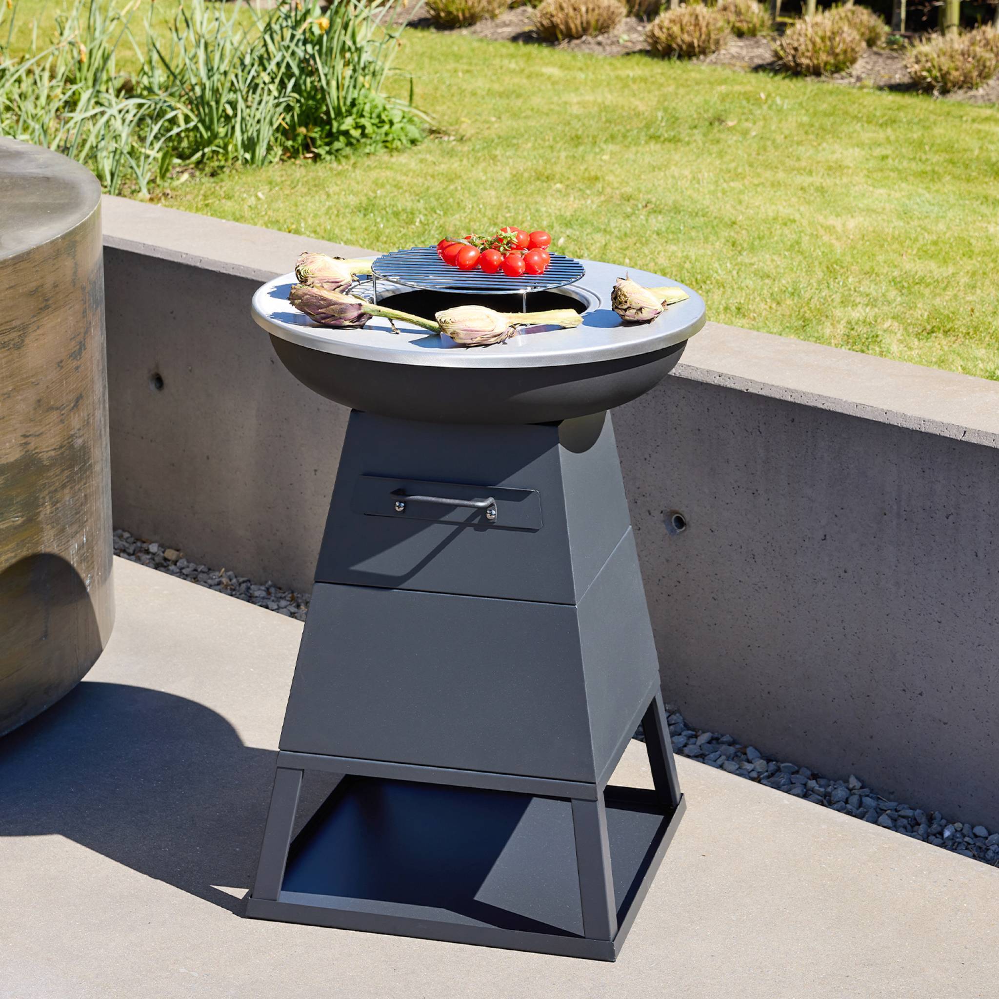 sweeek - Brasero barbecue Ø59cm noir avec grille de cuisson et espace de rangement - Izalco | sweeek - Image 3