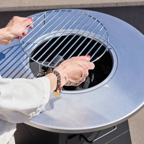 sweeek - Brasero barbecue Ø59cm noir avec grille de cuisson et espace de rangement - Izalco | sweeek - Image 7