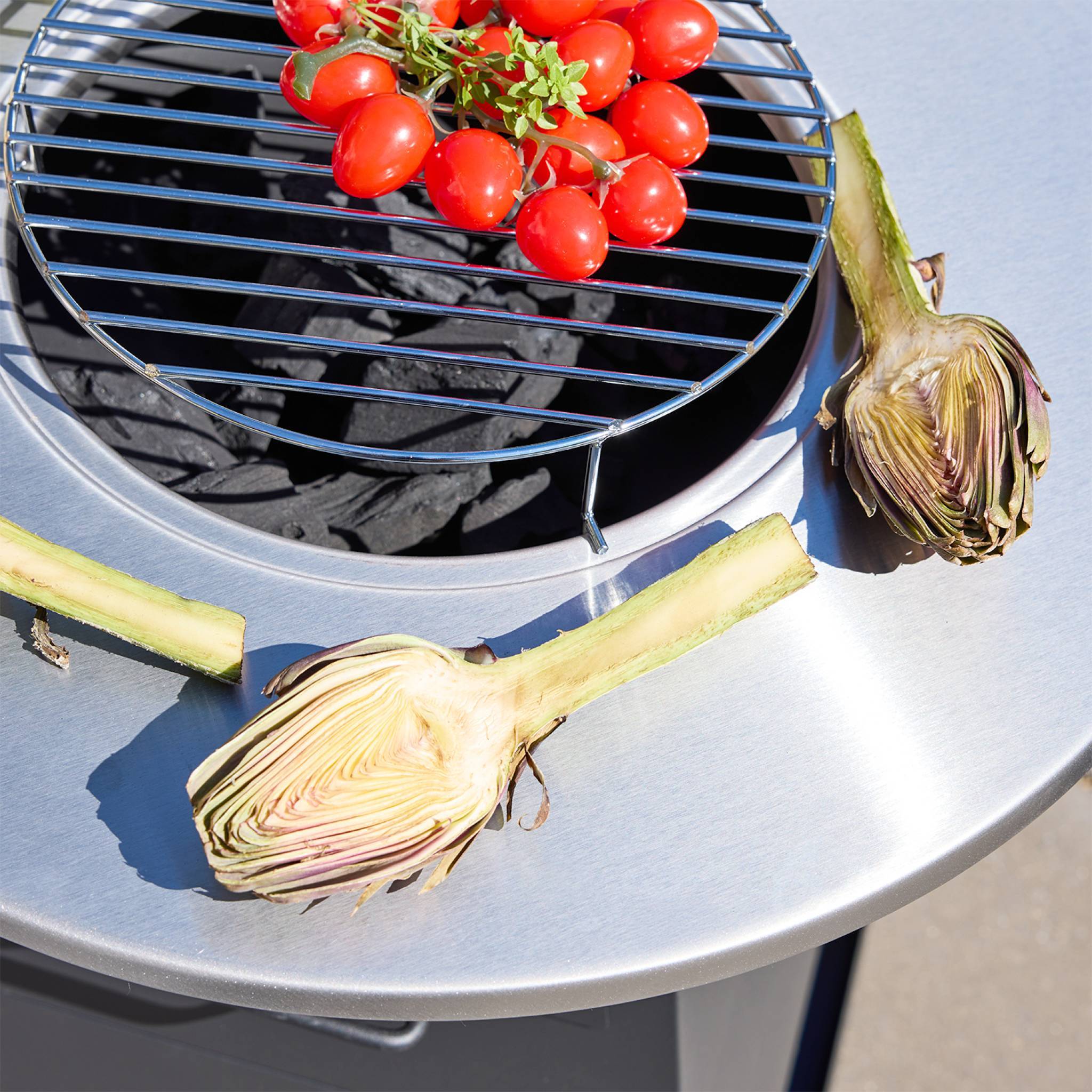 sweeek - Brasero barbecue Ø59cm noir avec grille de cuisson et espace de rangement - Izalco | sweeek - Image 6