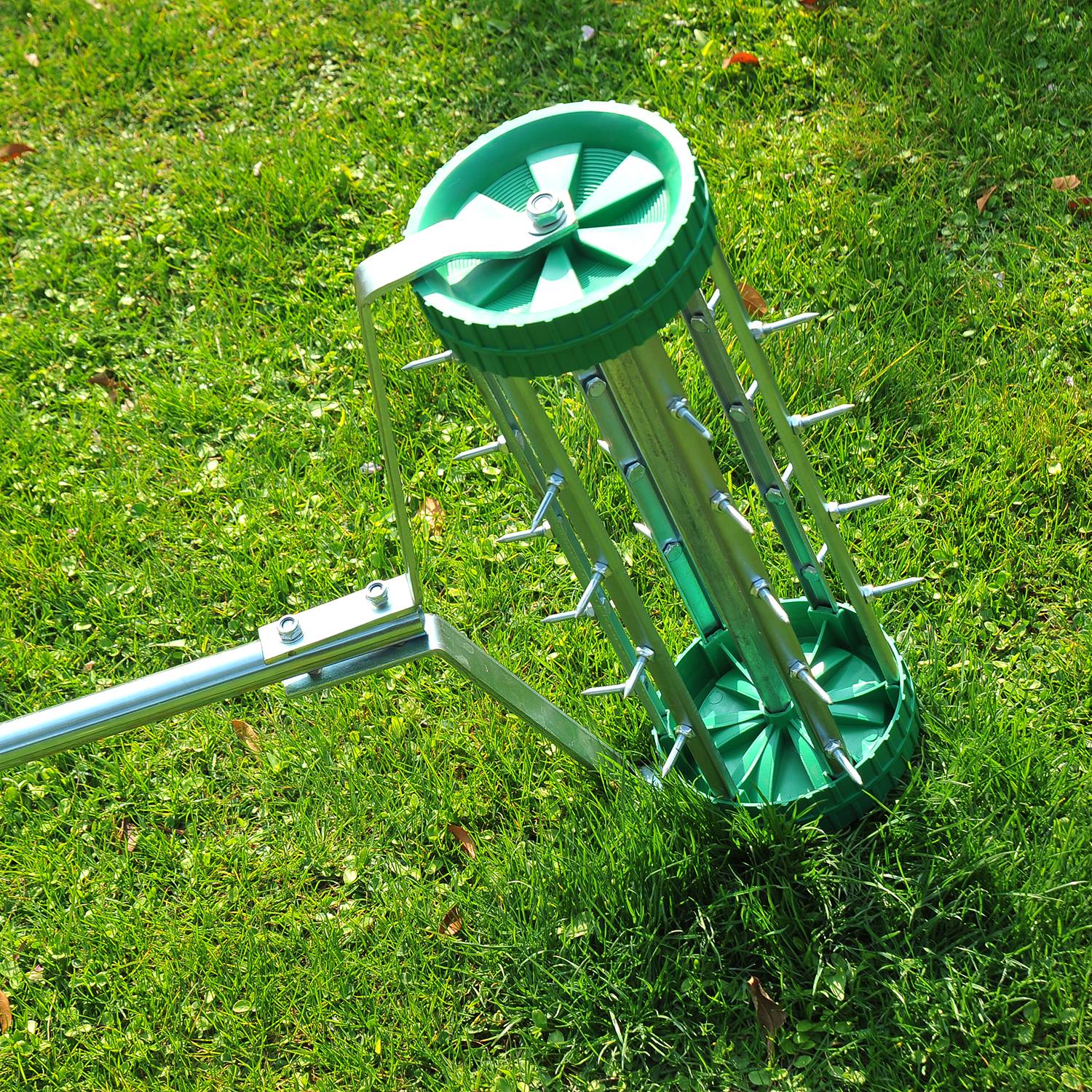 Outsunny - Rouleau aérateur pour pelouse 98x45x87 cm avec manche télescopique Vert - Outsunny - Image 6